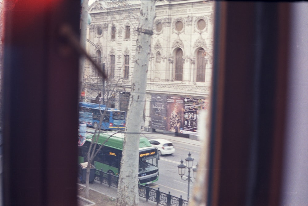 uma vista de uma rua da cidade a partir de uma janela