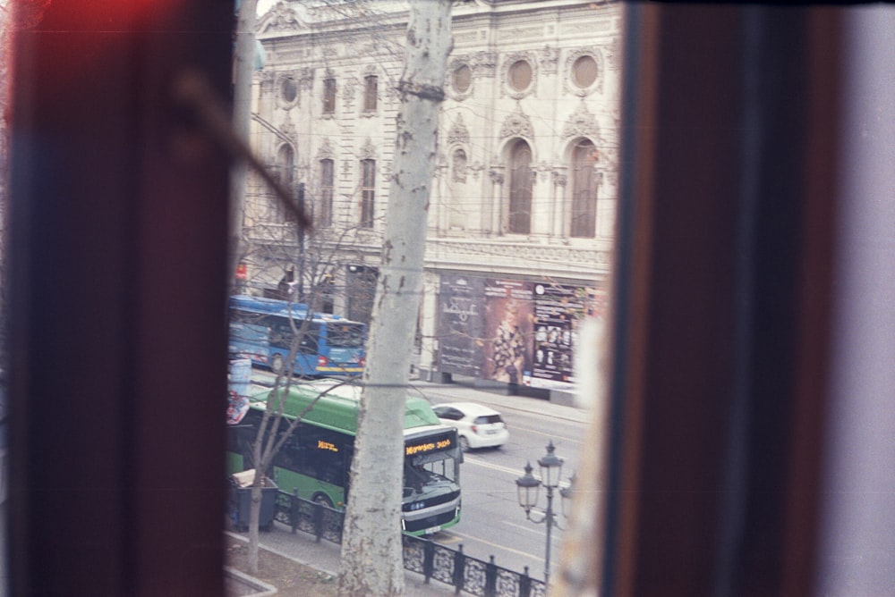 Una vista di una strada della città da una finestra