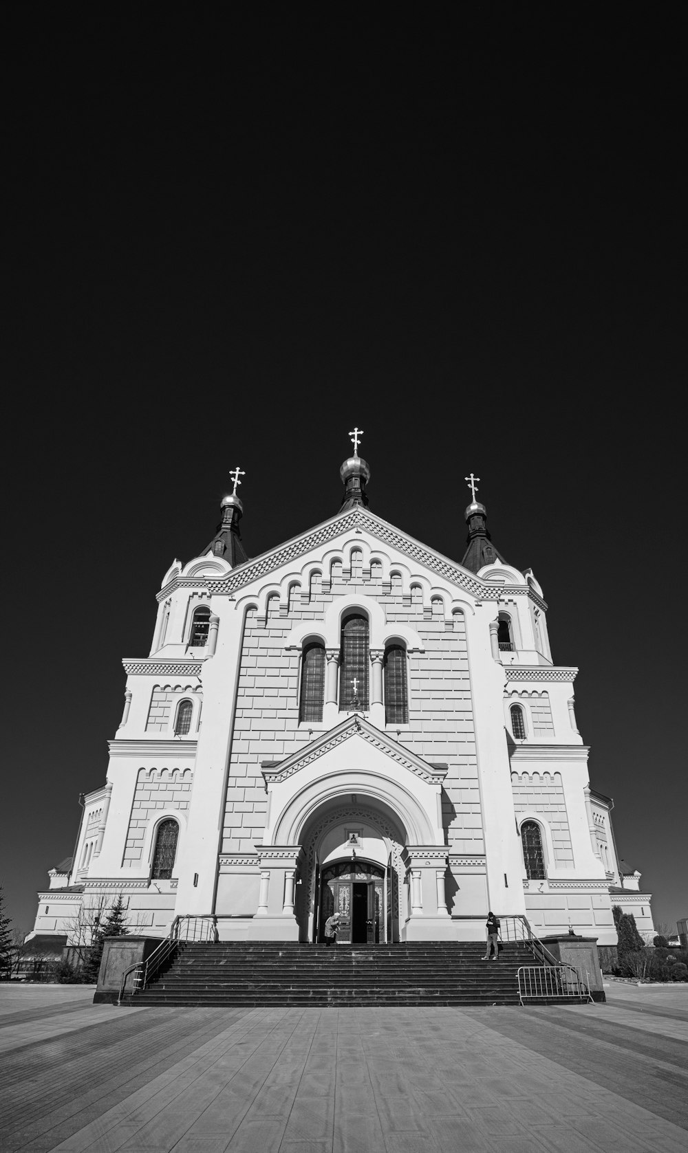 uma foto em preto e branco de uma igreja