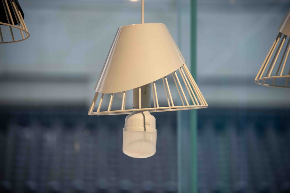 Foto Três lâmpadas penduradas no teto de um quarto – Imagem de Decoração  grátis no Unsplash