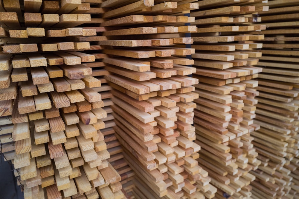 una pila de tablones de madera apilados uno encima del otro