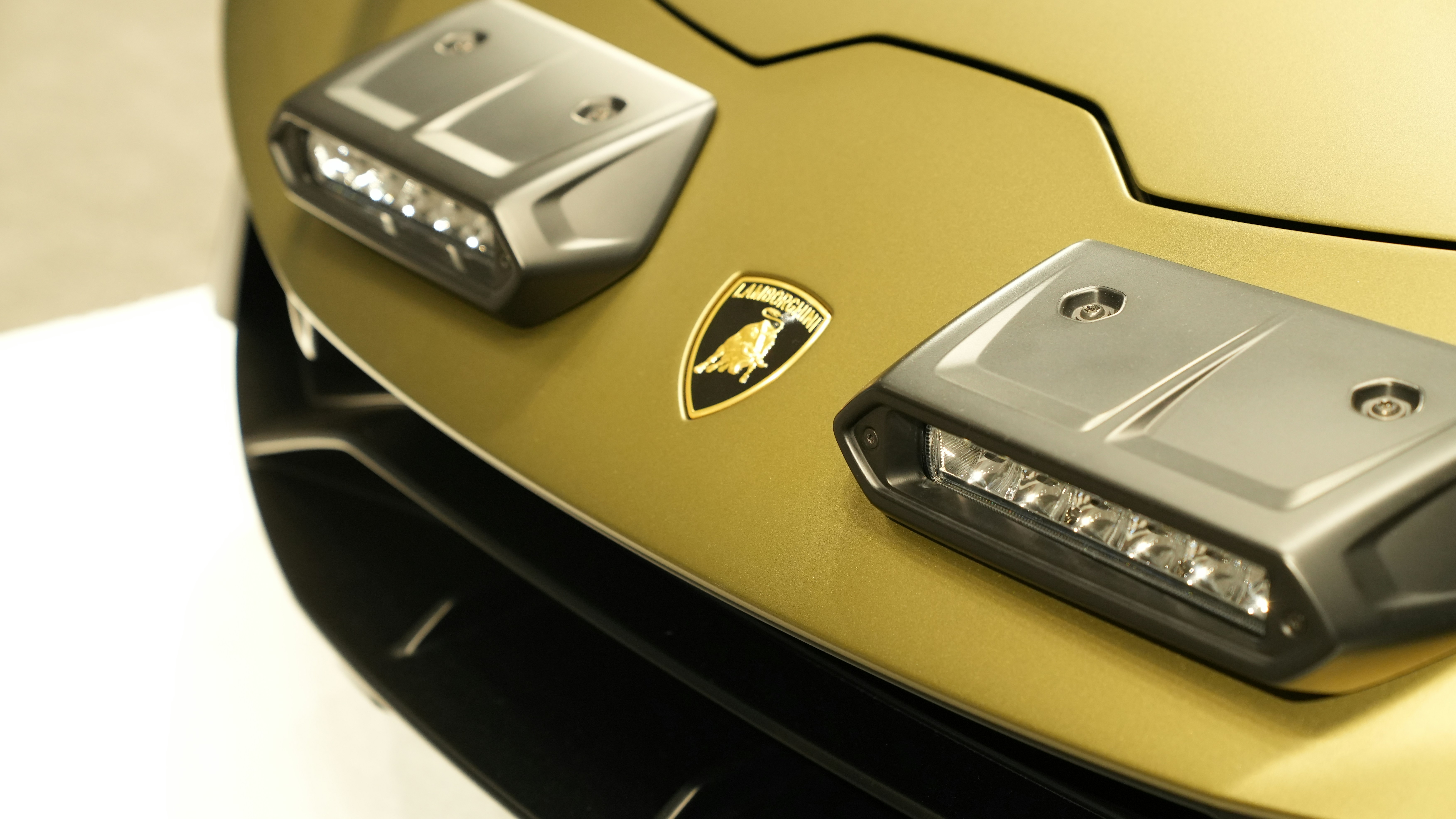 Top Secret Supra gold car, ilustrasi artikel Shine Bright: The Legendary Top Secret Gold Supra Wallpaper Collection 6