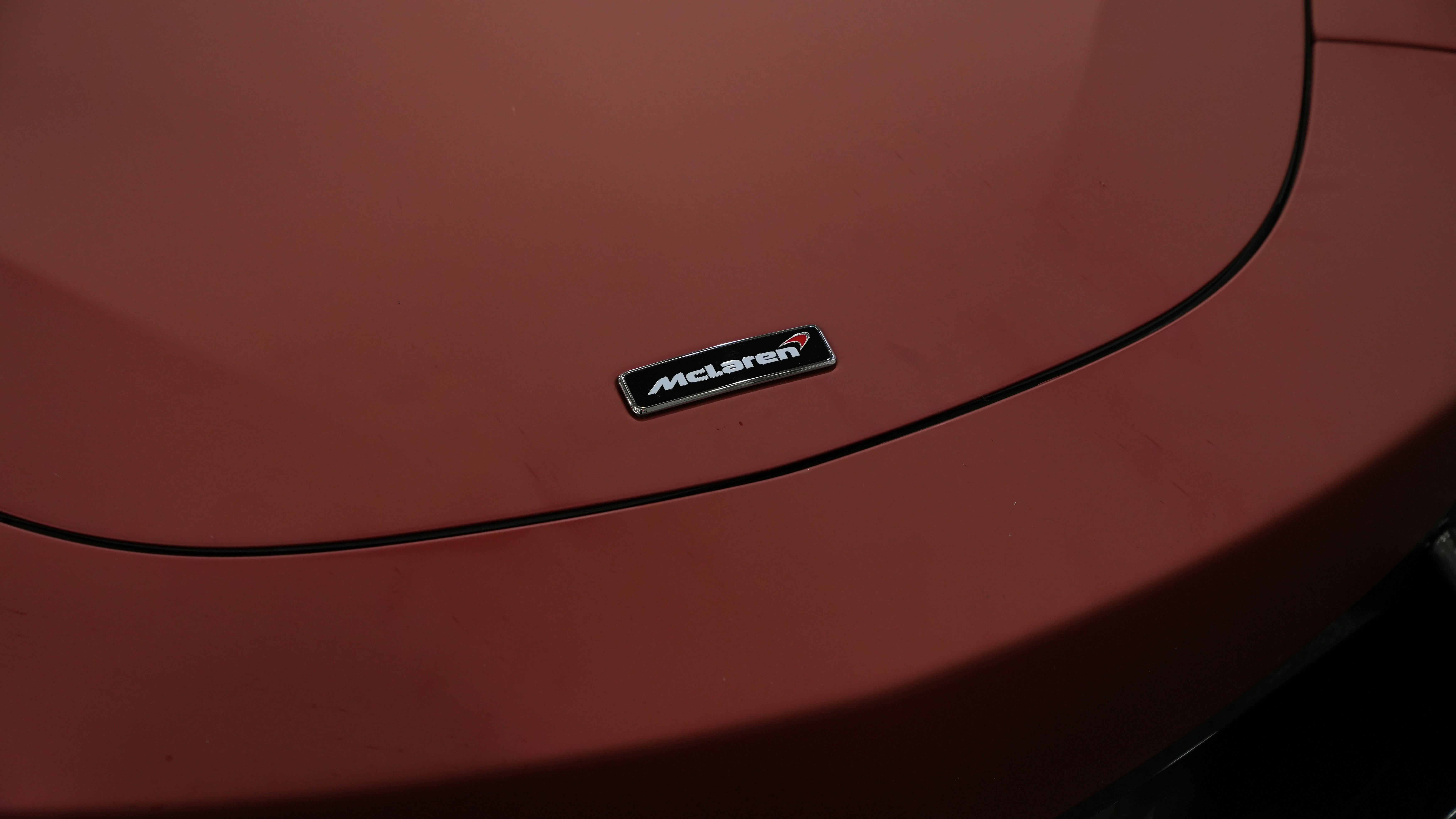 Eine Nahaufnahme des Emblems auf einem roten Auto