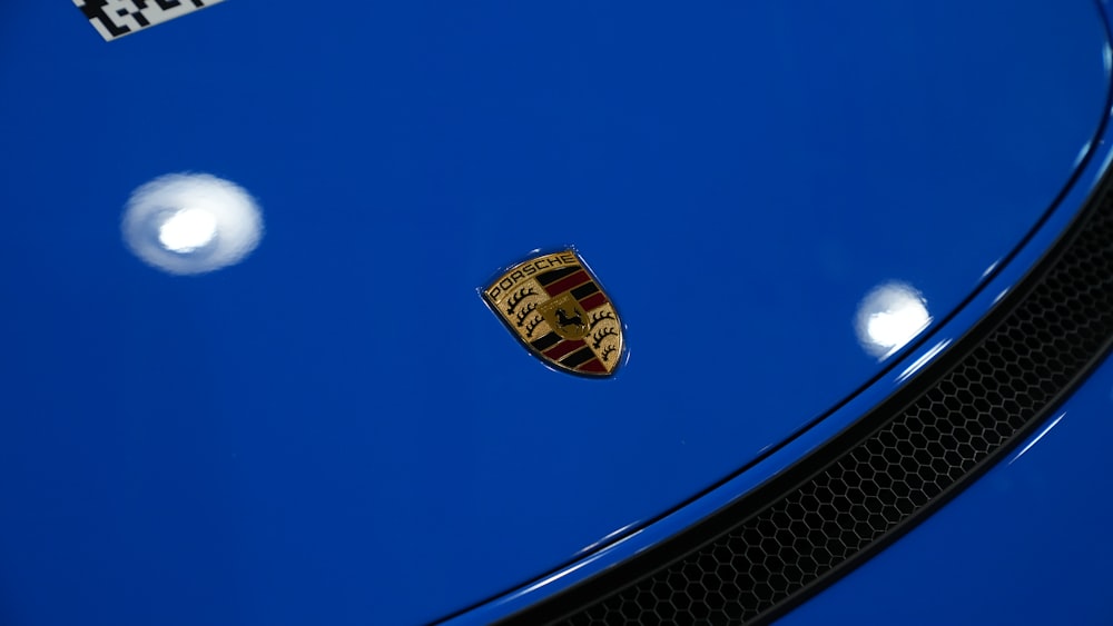 a close up of the emblem on a blue car