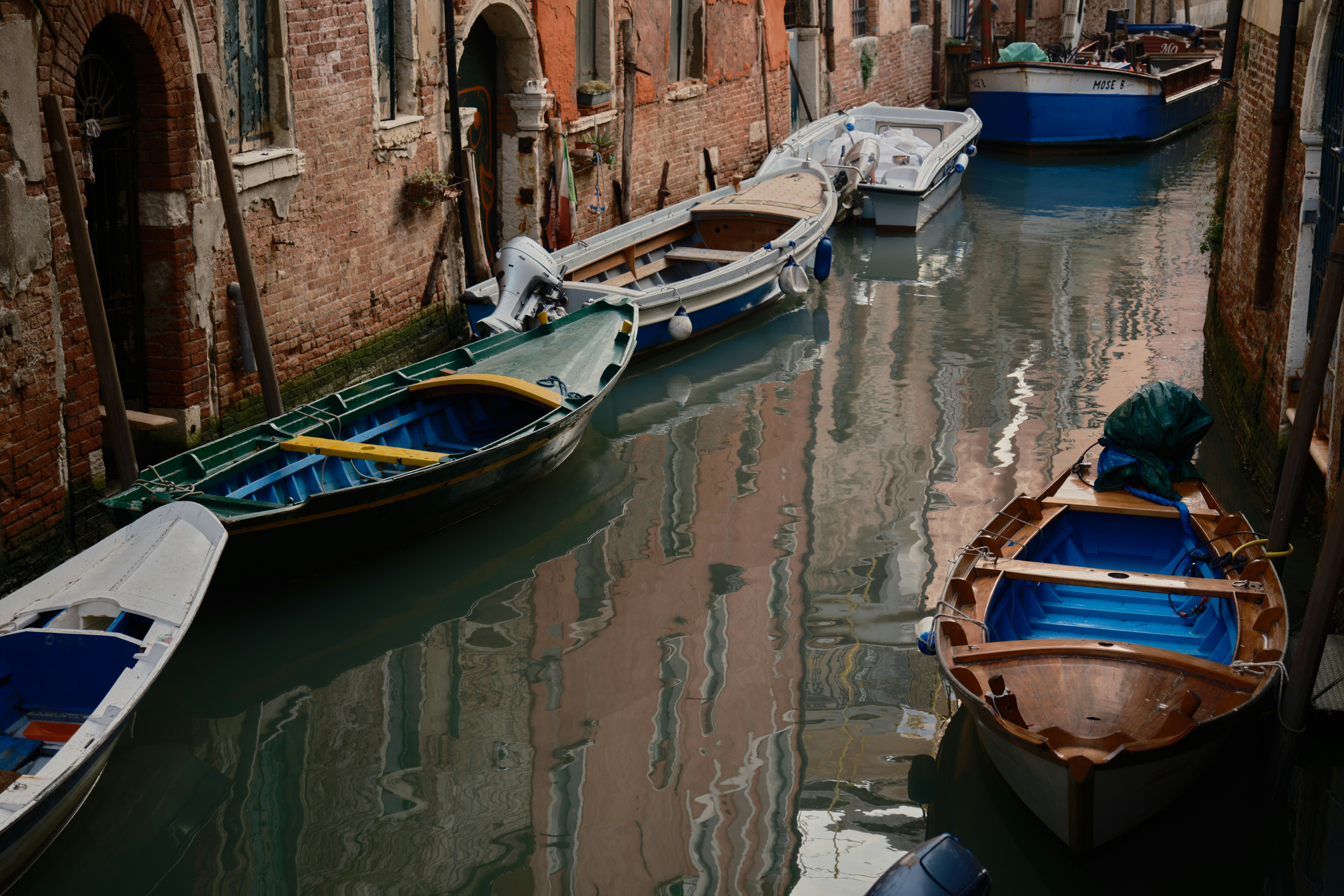 A group of boats that are sitting in the water photo – Free City Image ...
