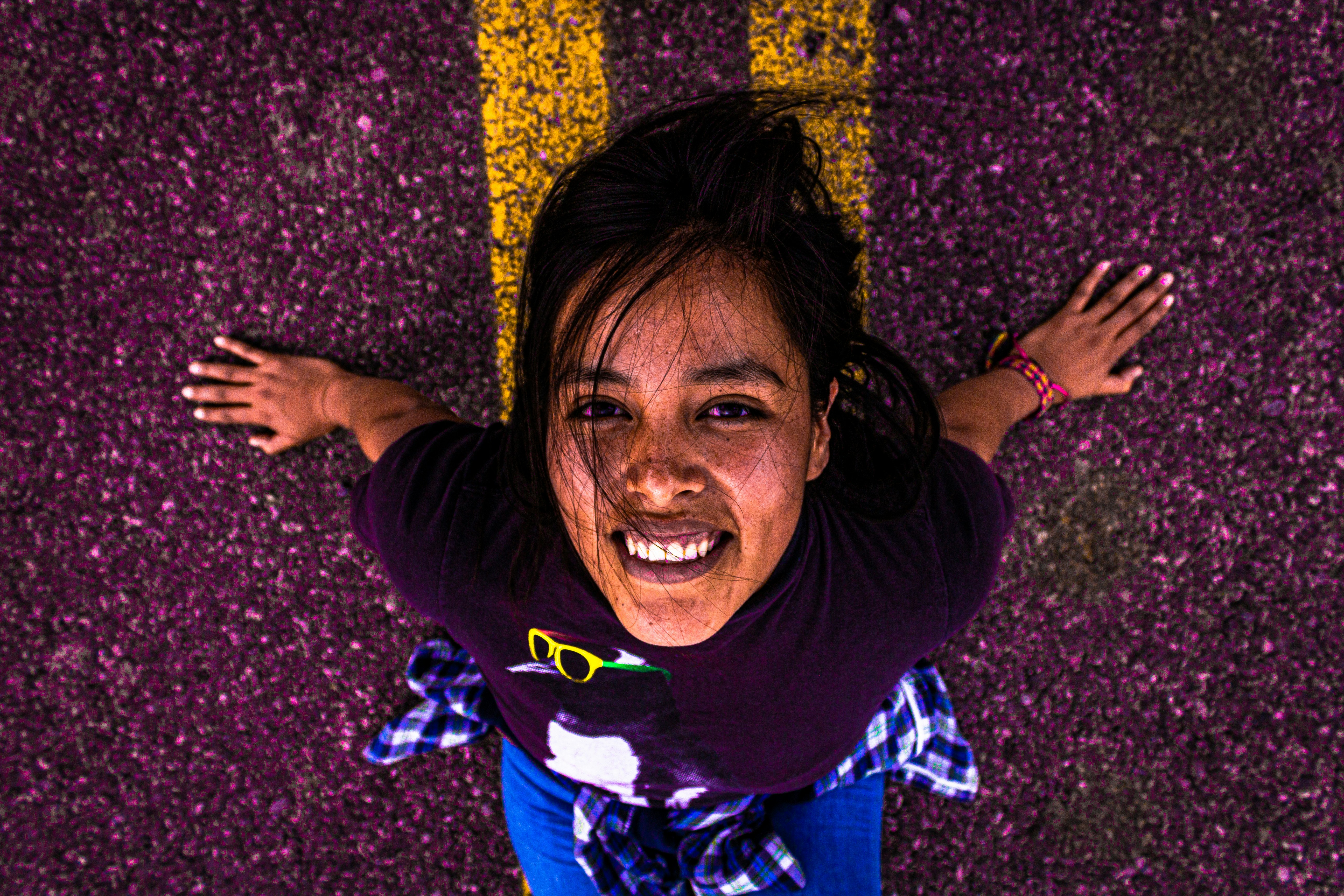 Foto zum Thema Eine frau steht