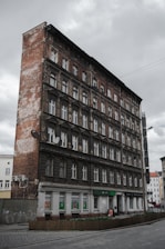 an old building with a lot of windows