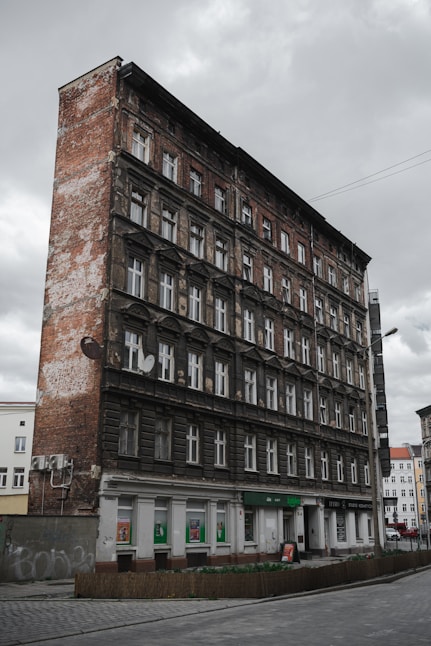 an old building with a lot of windows