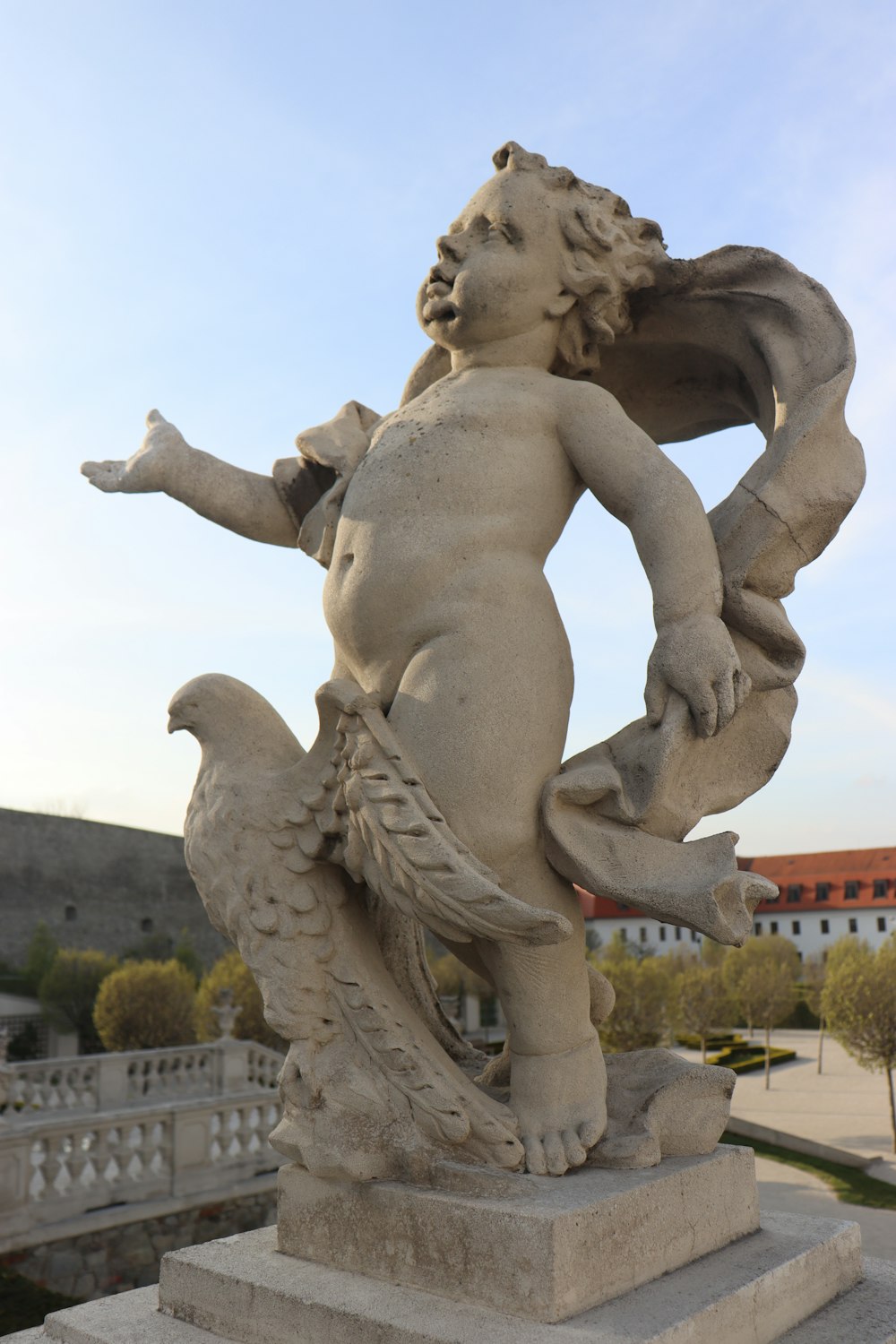 Une statue d’un homme avec un oiseau sur le bras