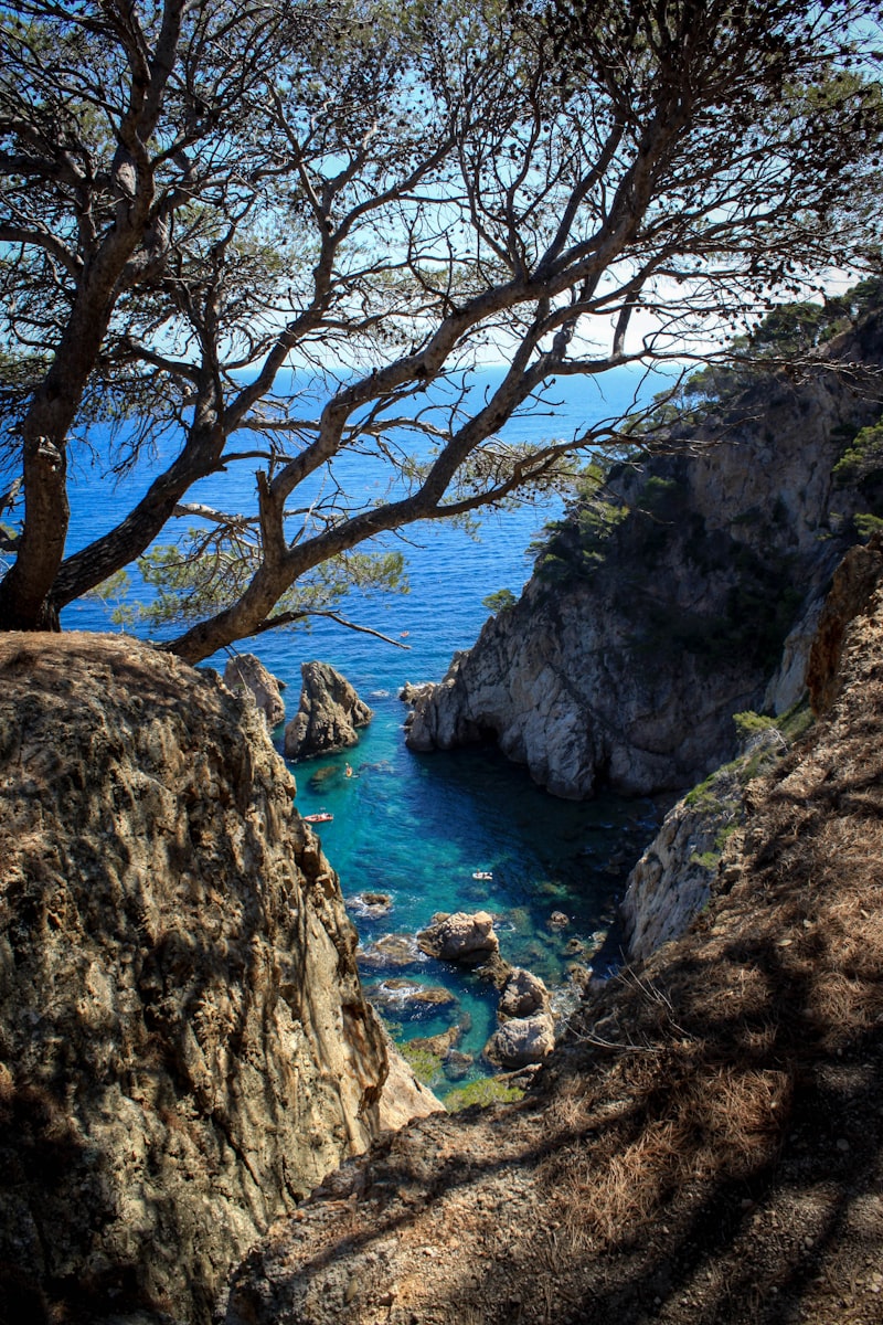 Rotsachtige kustlijn van de Costa Brava met turquoise water