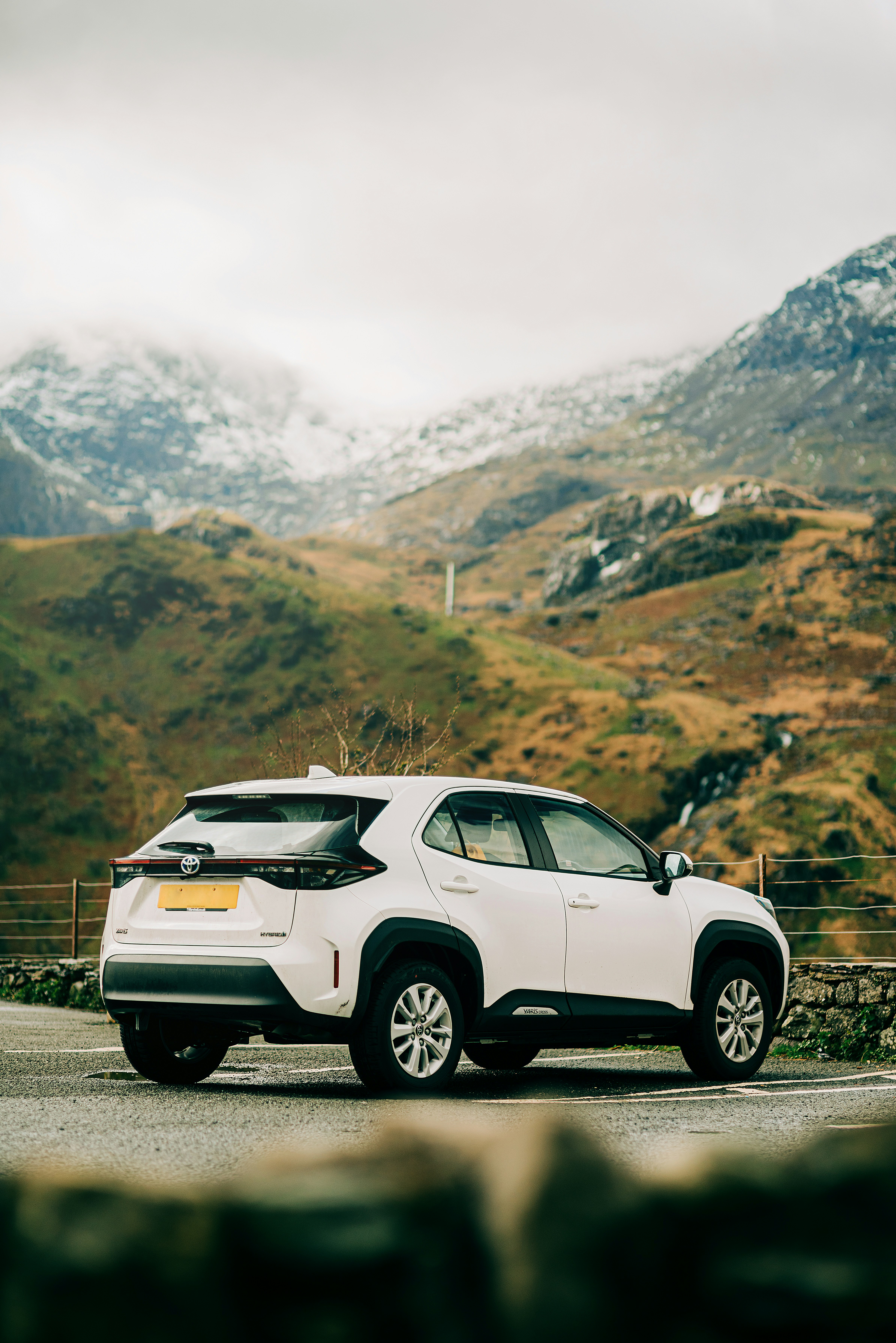 길가에 주차된 흰색 차