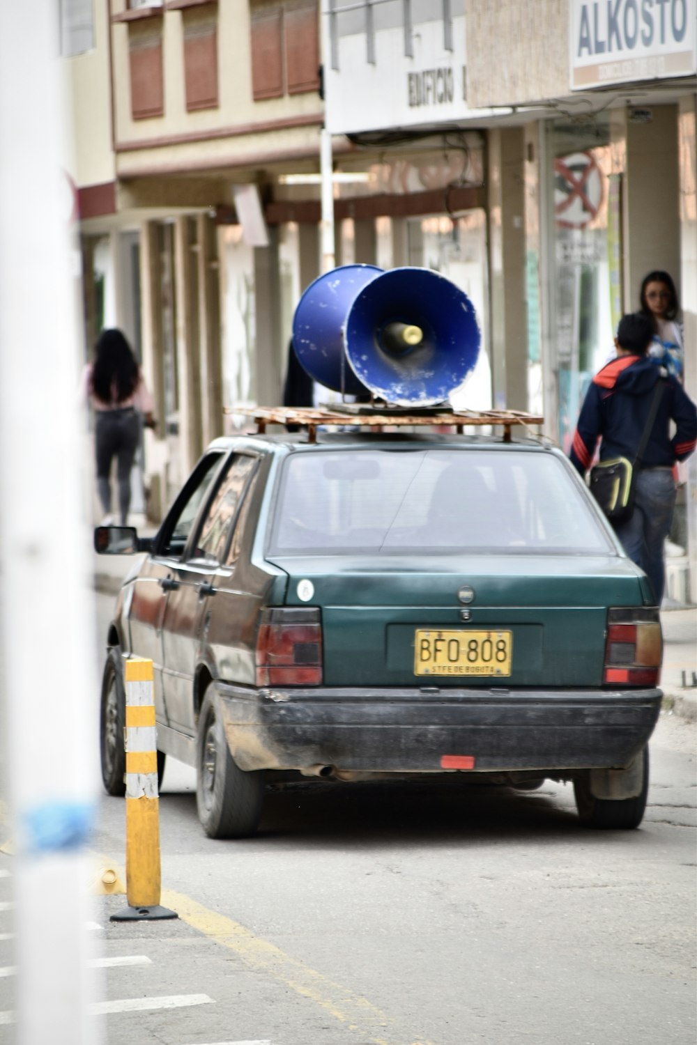 un coche con un altavoz en la parte superior de su techo