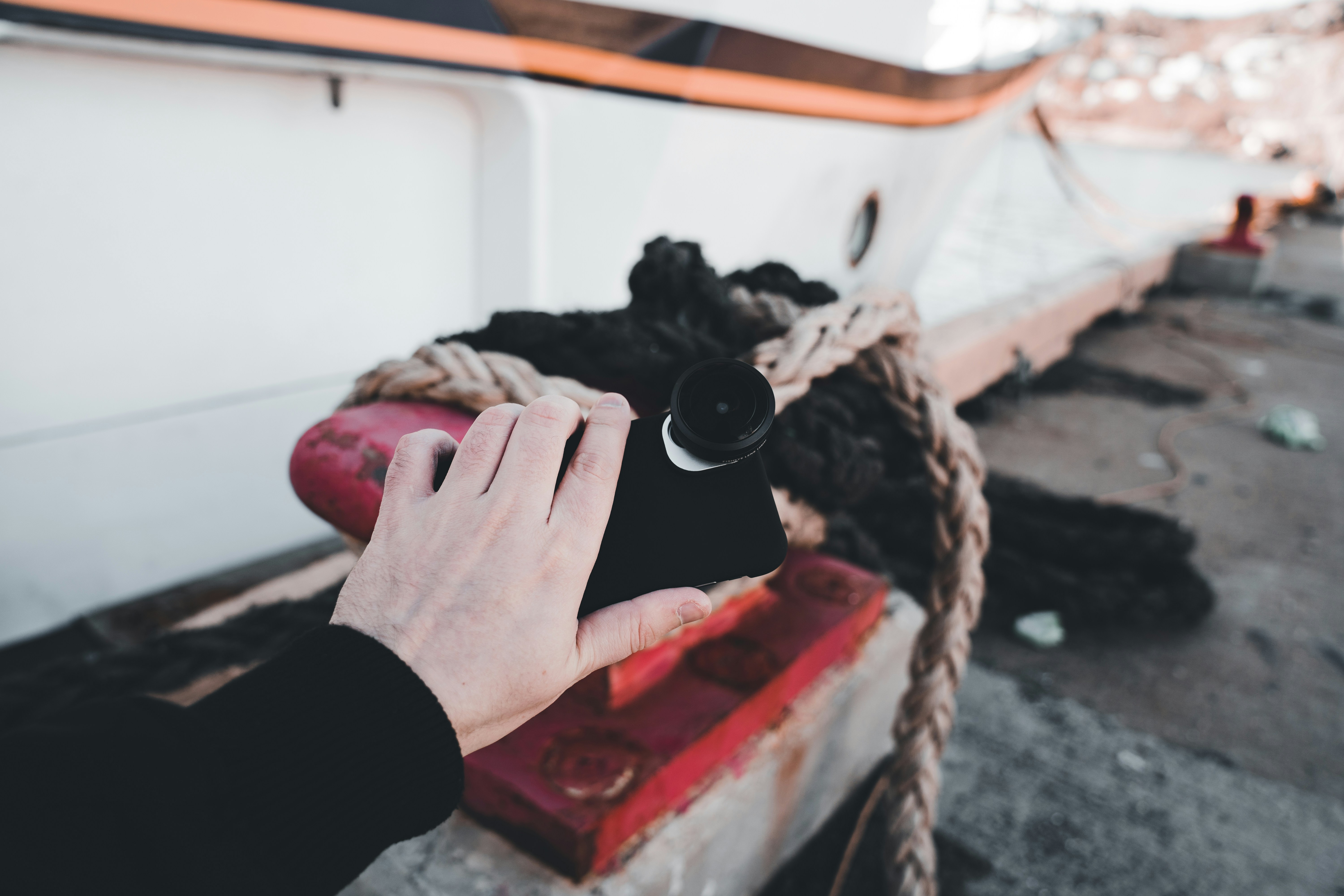 Deprem enkazı arasında bir hayvanı sevgiyle kurtaran insan elleri ve dramatik kurtarma anı.