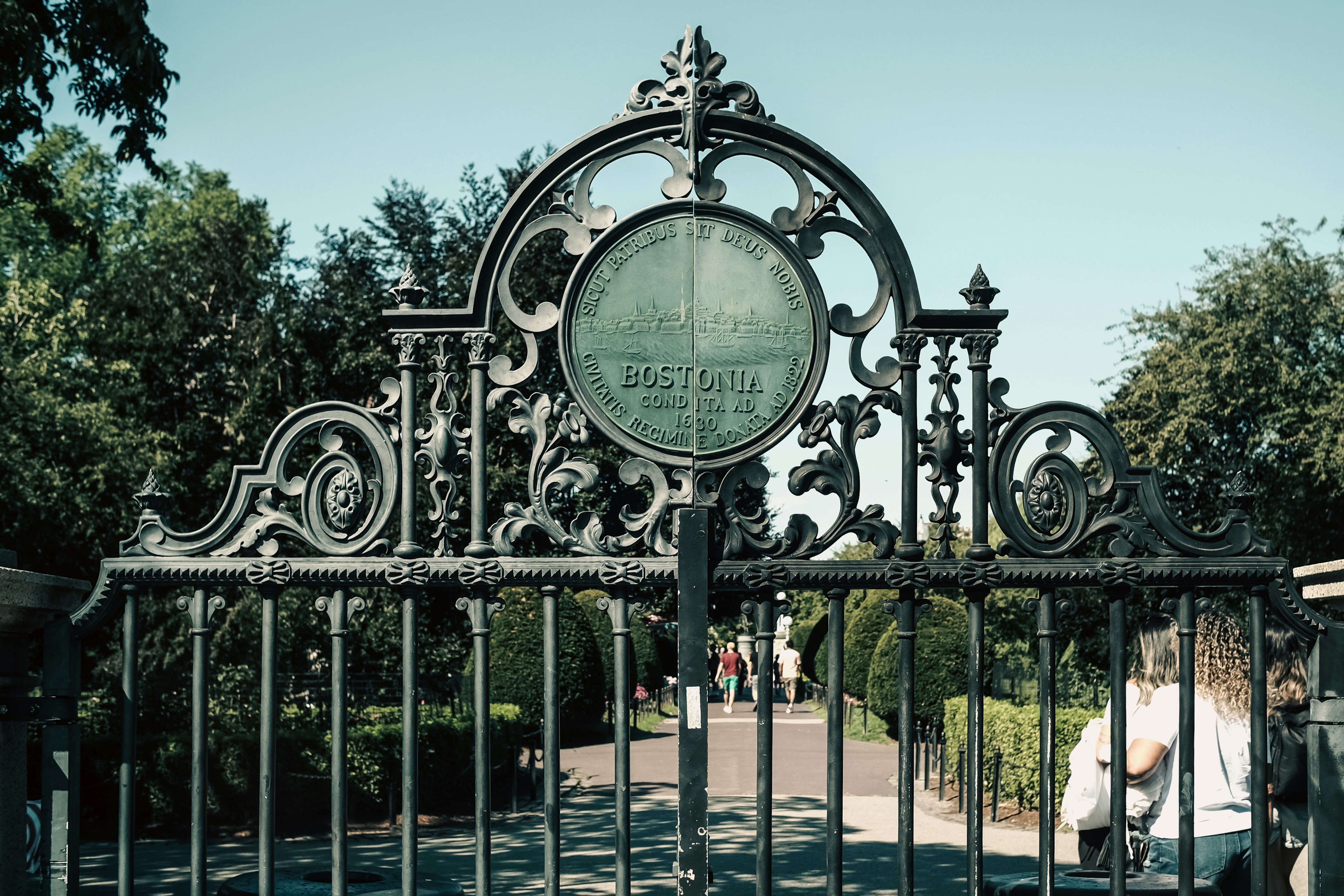 una puerta con un reloj encima