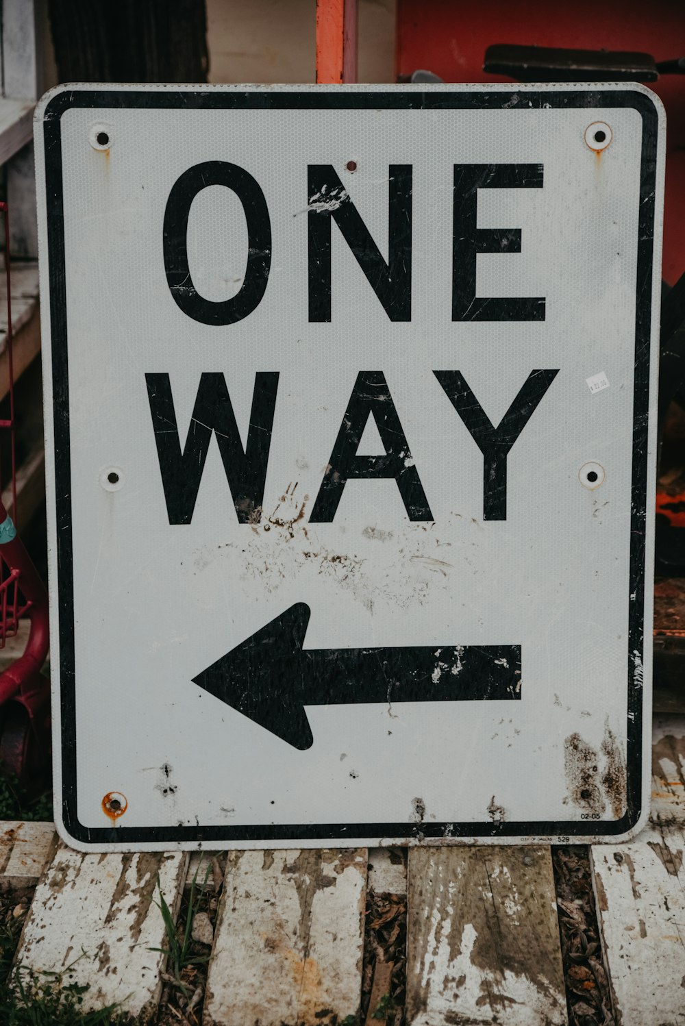 a one way sign with an arrow pointing to the right