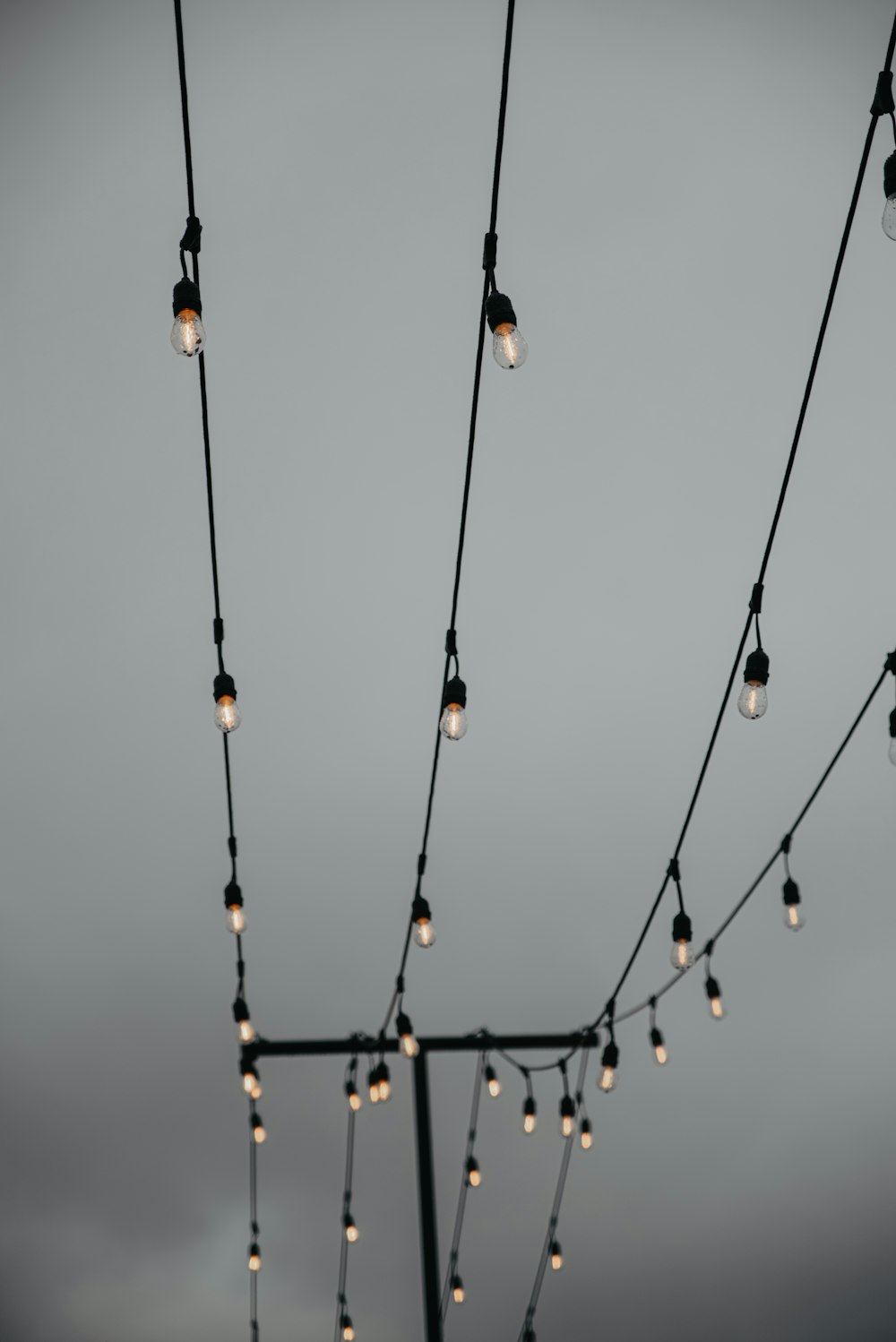 a bunch of lights that are on a pole