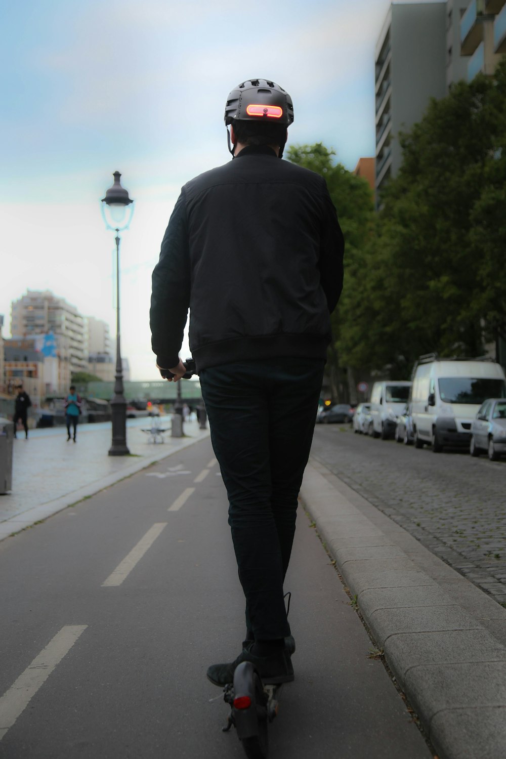 Un hombre montando una patineta por una calle