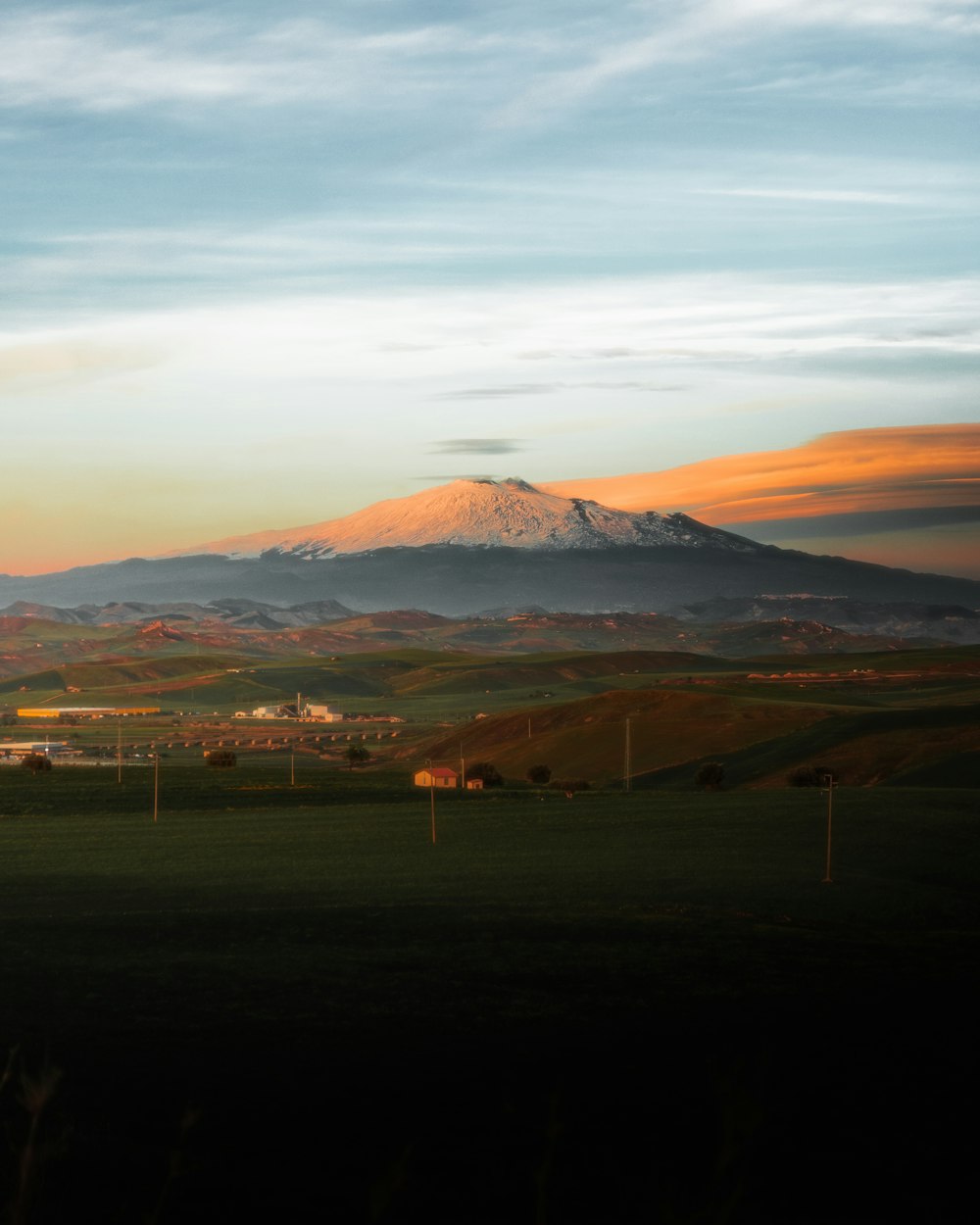 Una vista de una cordillera al atardecer