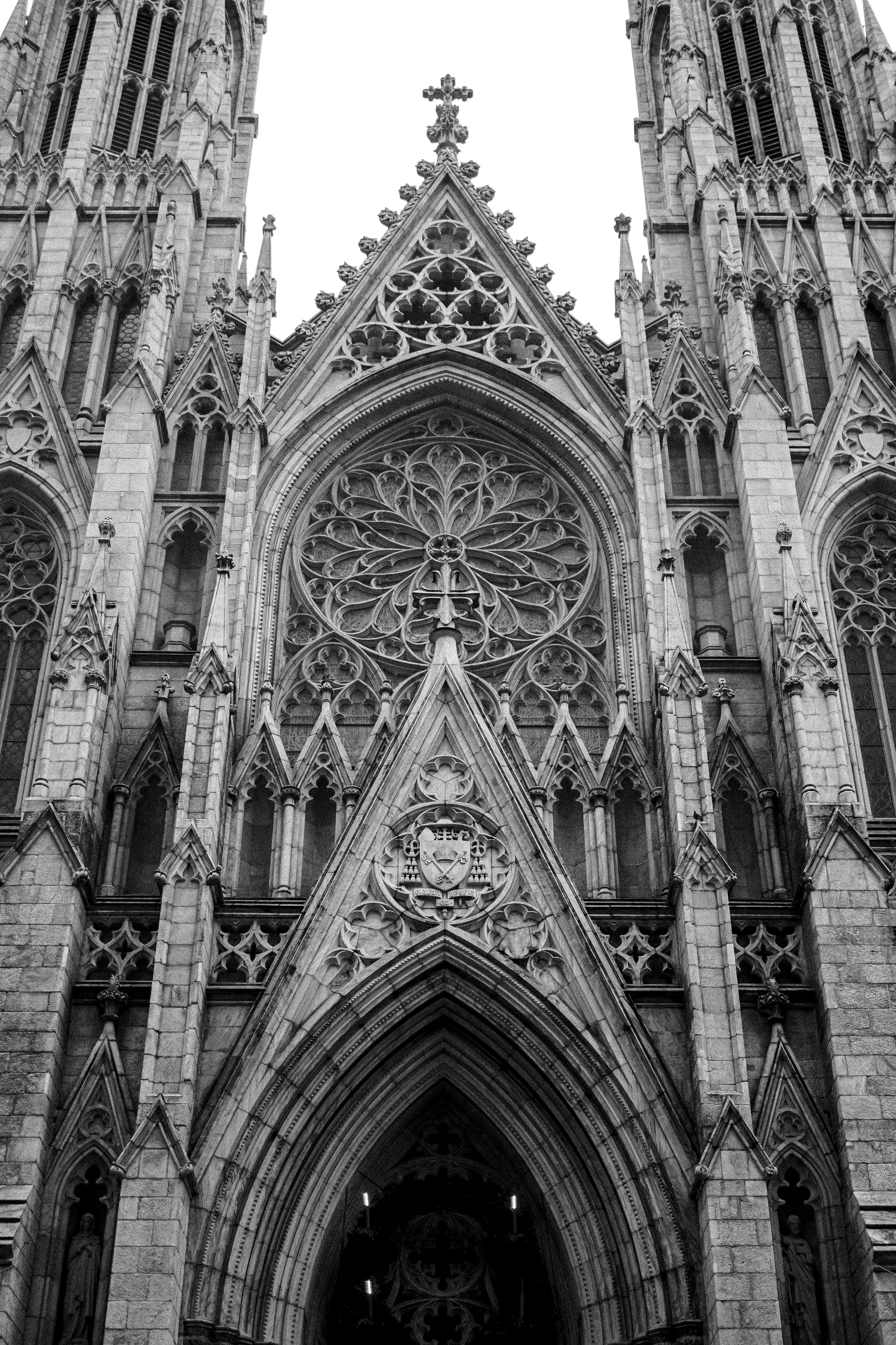 Una foto en blanco y negro de una gran catedral foto – Imagen de Edificio  gratuita en Unsplash, image size:3000x4500