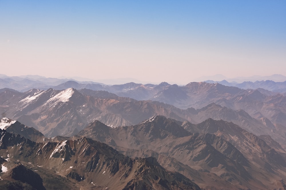 Una vista di una catena montuosa da un aereo