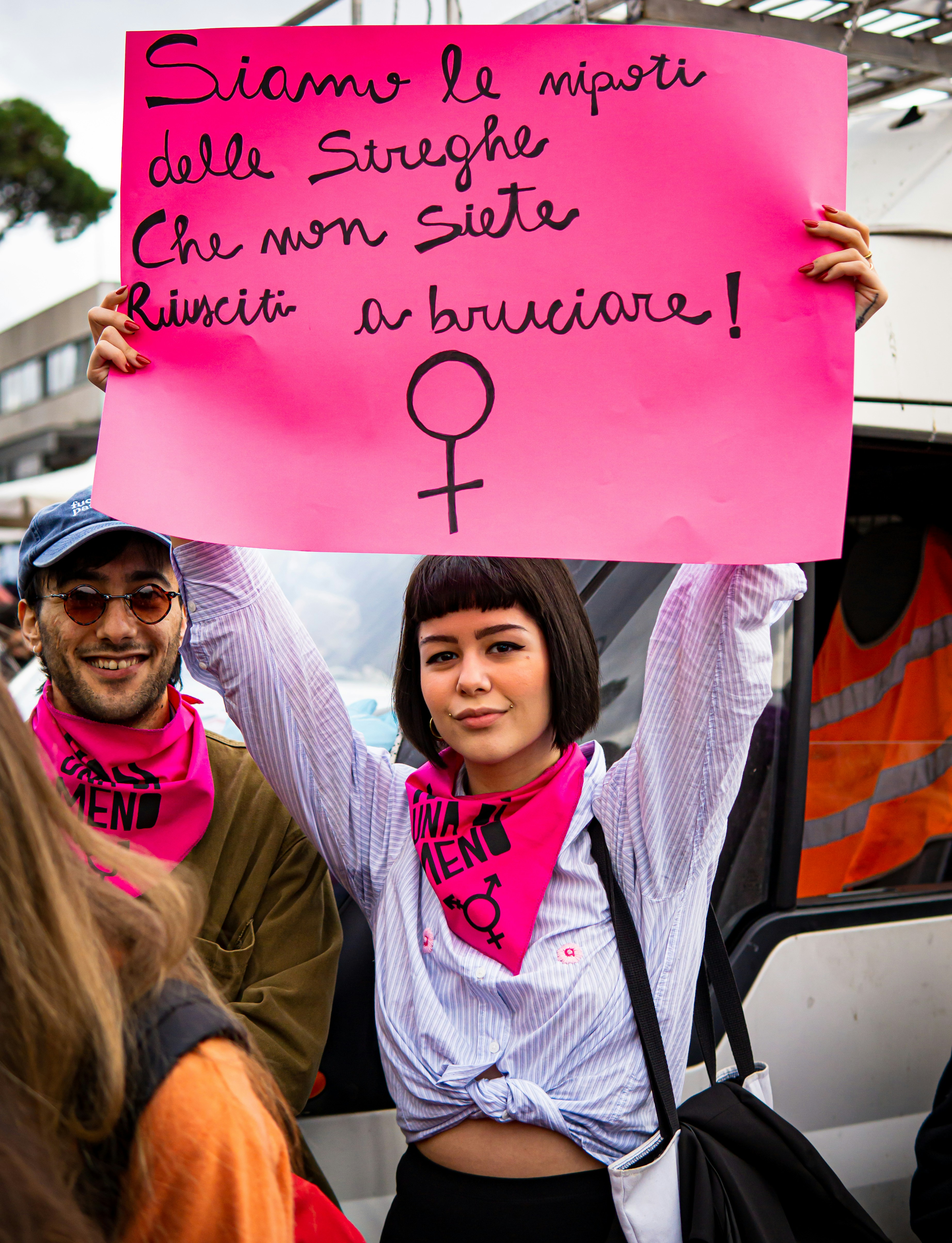 un uomo e una donna con un segno rosa