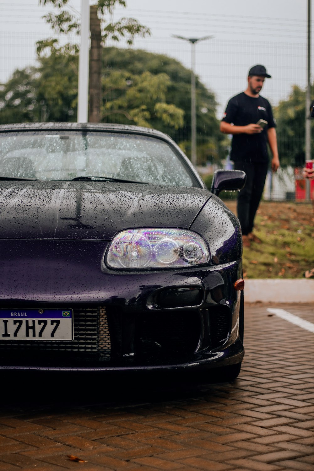une voiture de sport violette garée dans un parking