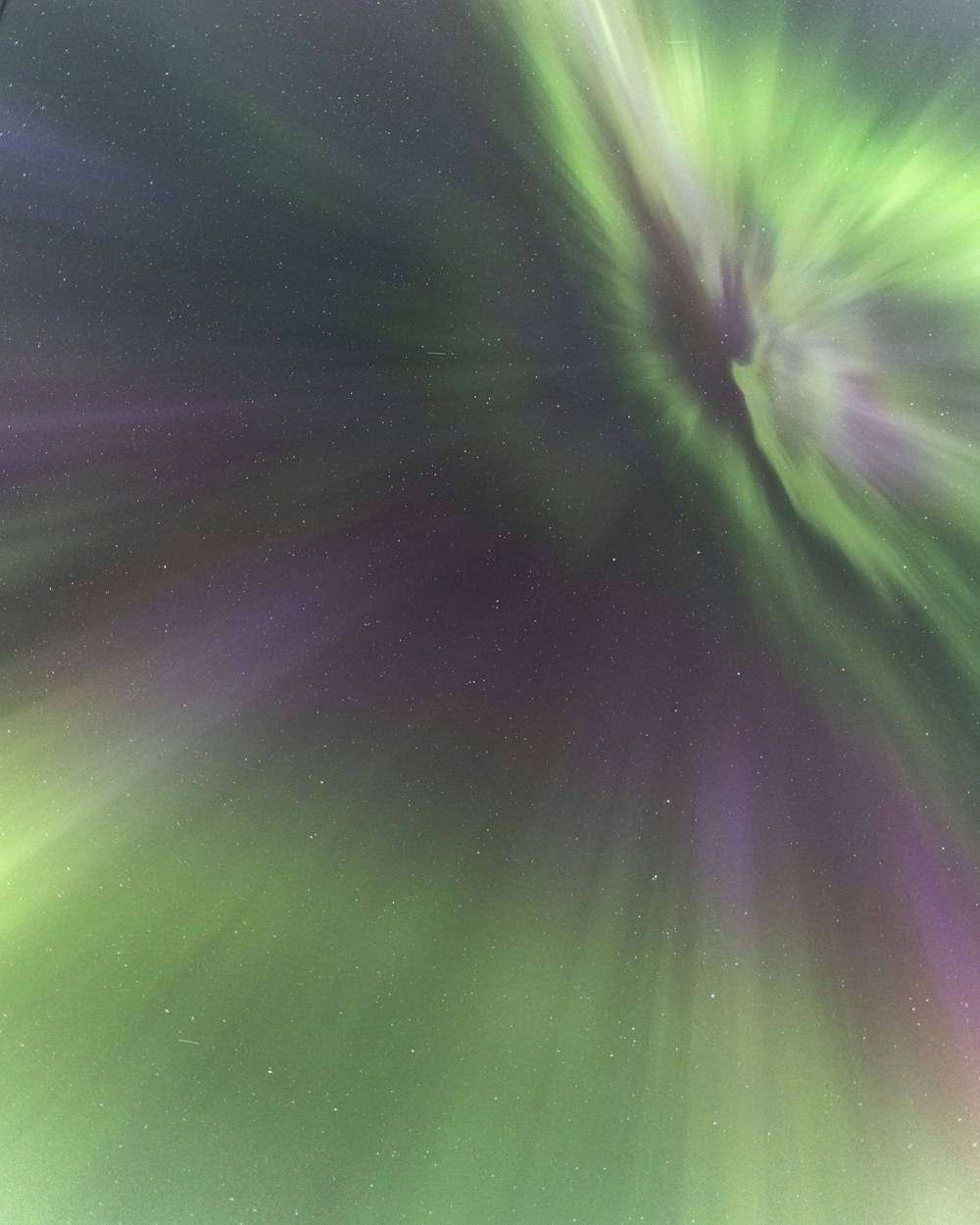 Eine grün-violette Aurora-Bohrung ist am Himmel zu sehen