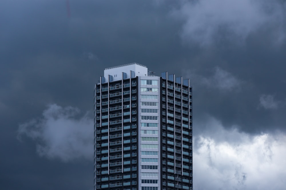 a tall building under a cloudy sky