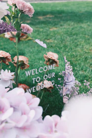 kāzu welcome zonas dekorācija ar ziediem