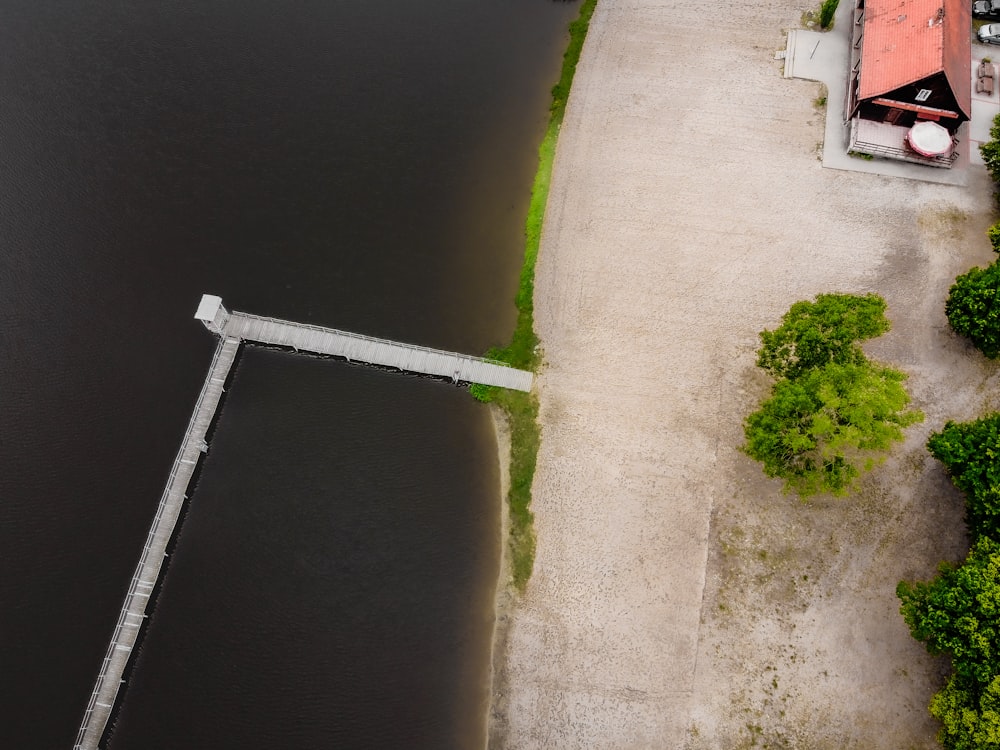 Eine Luftaufnahme eines Docks an einem See