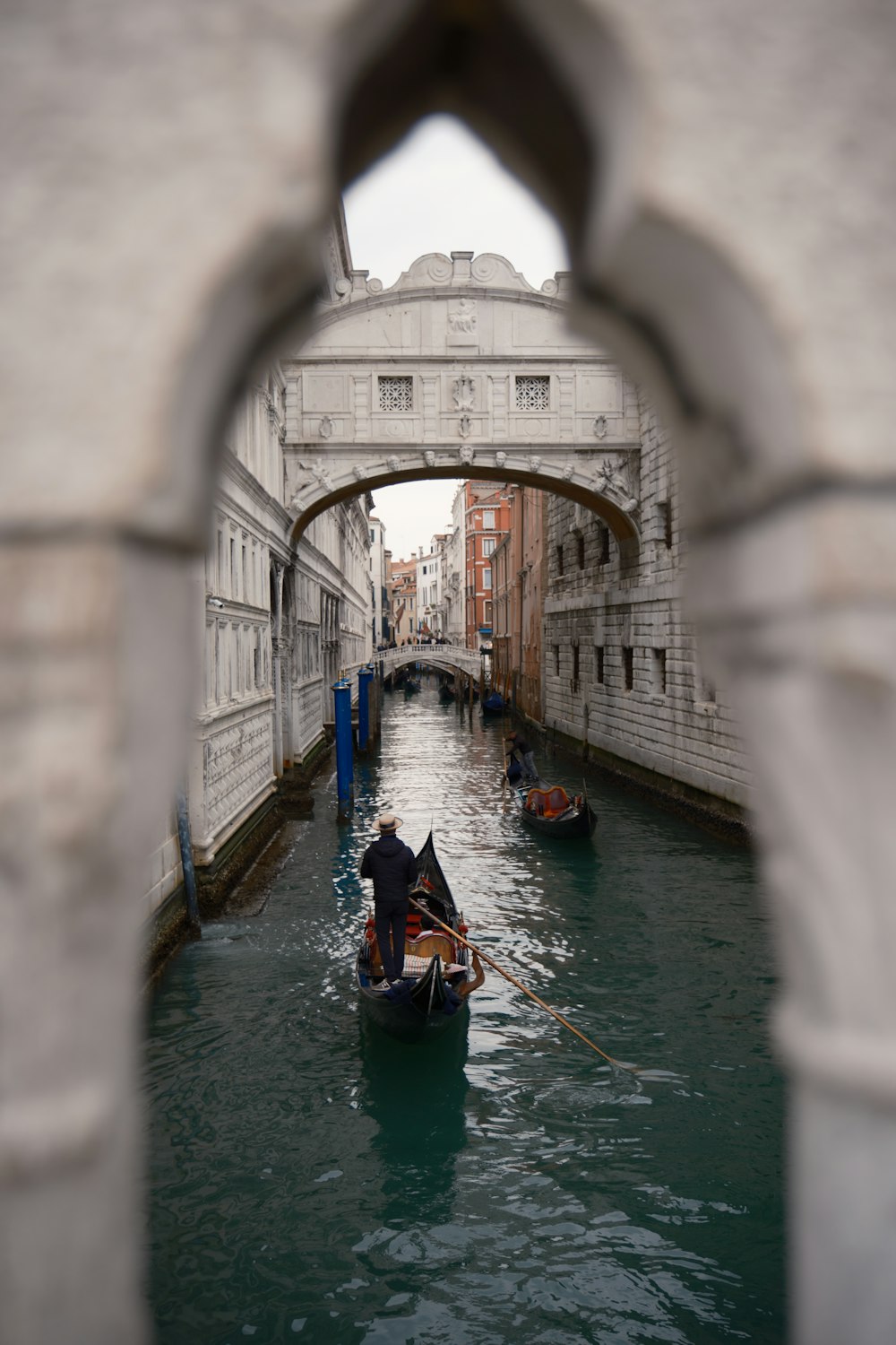 Un homme descendant un canal sous un pont en bateau