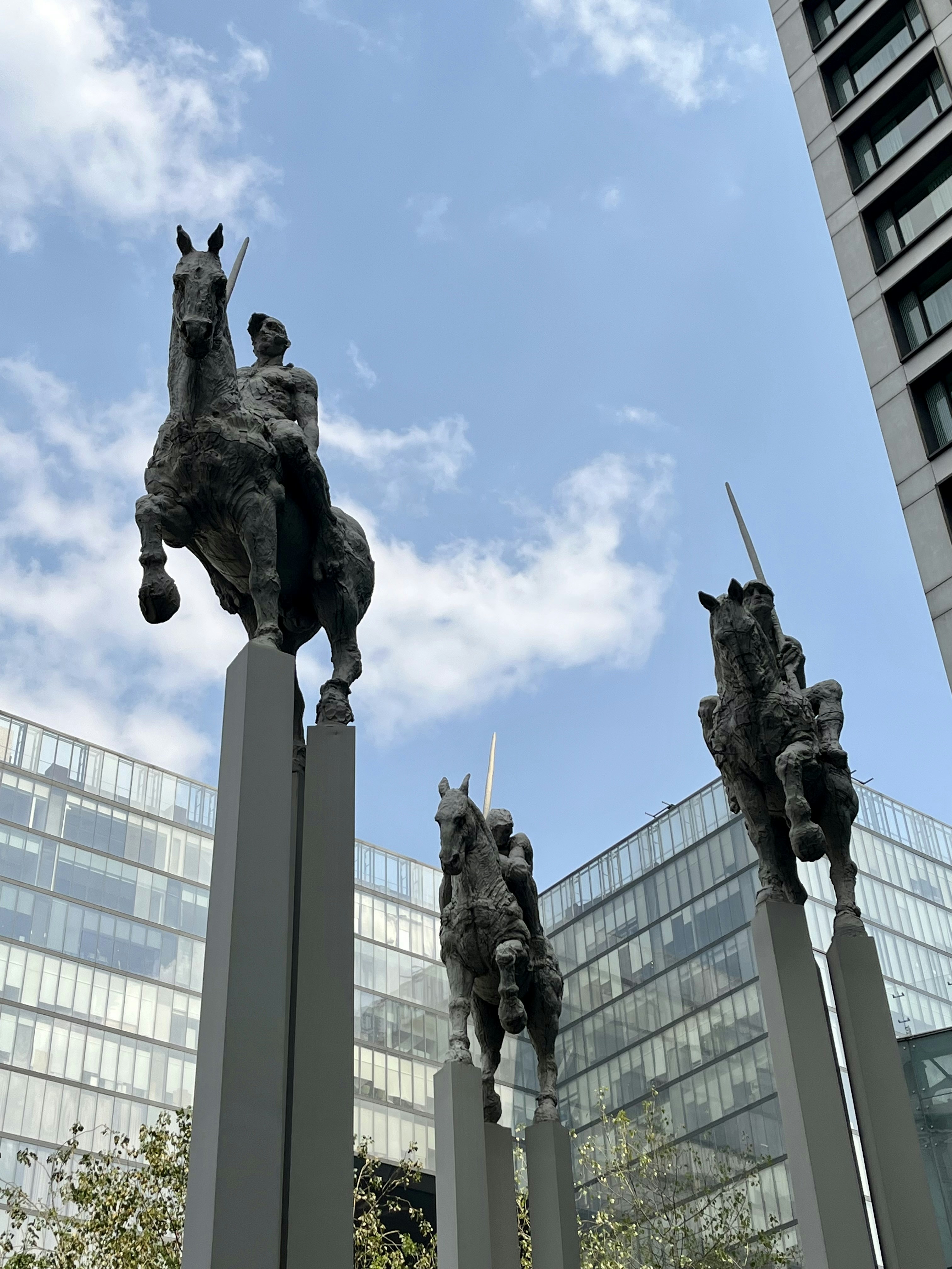 Fotomural a group of statues of horses in front of a building