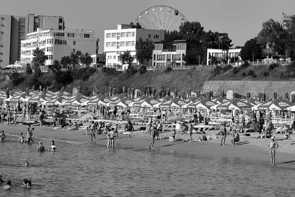 たくさんの人と傘のある混雑したビーチ