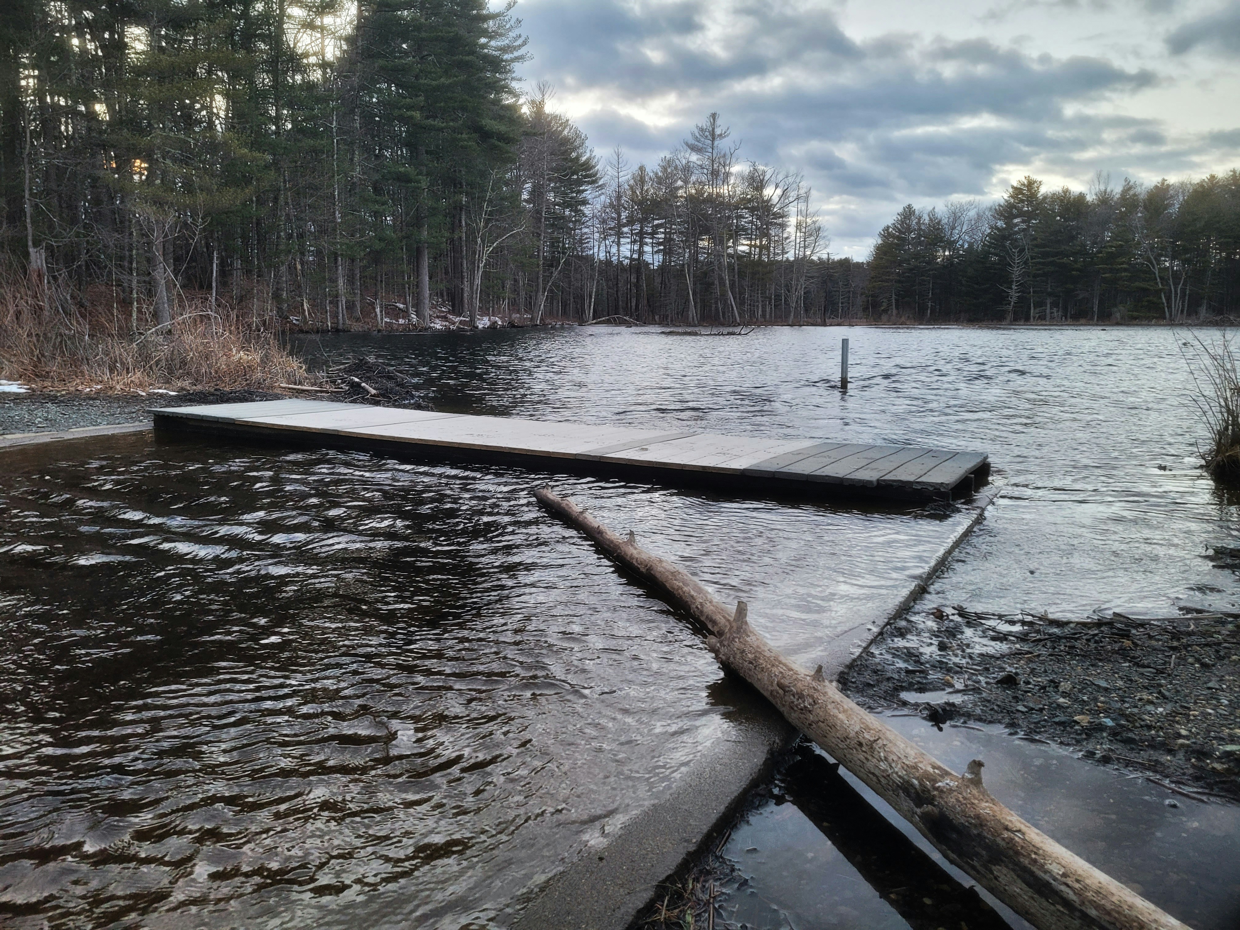 un quai en bois assis au milieu d’un lac