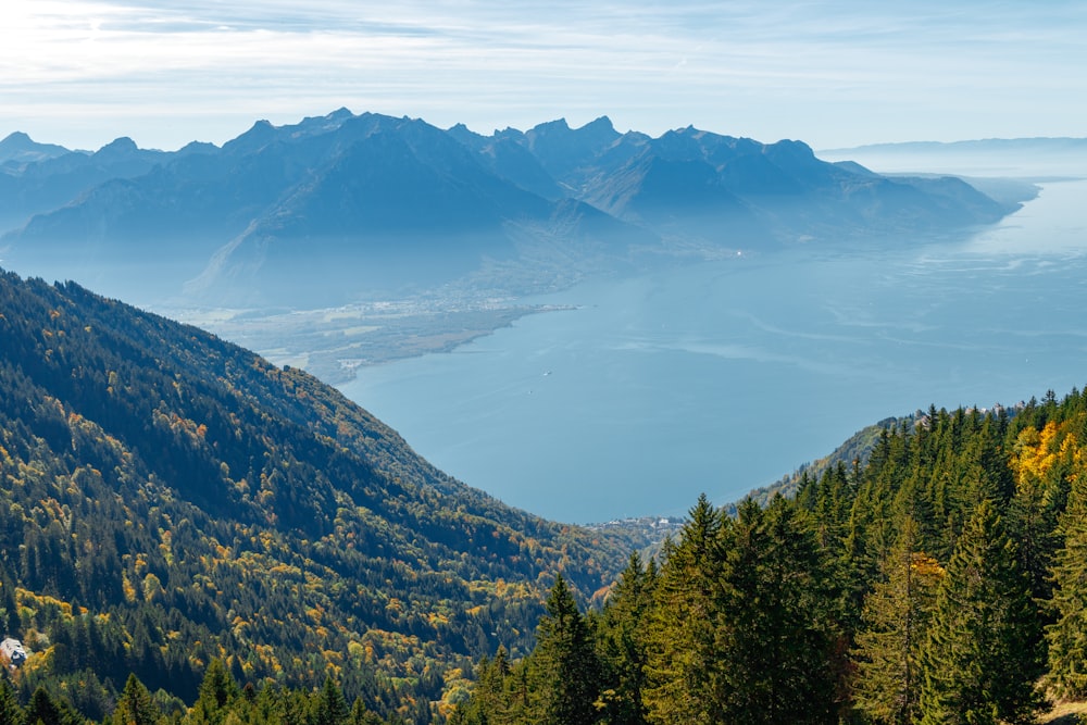 una vista panoramica di una catena montuosa con un lago in lontananza