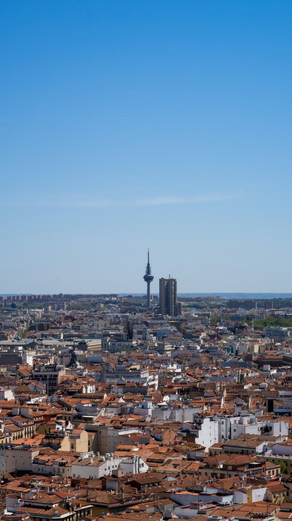 Blick auf eine Stadt mit hohen Gebäuden