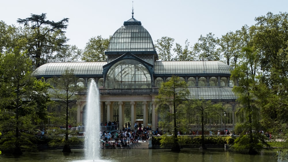 Ein großes Gebäude mit einem Brunnen davor