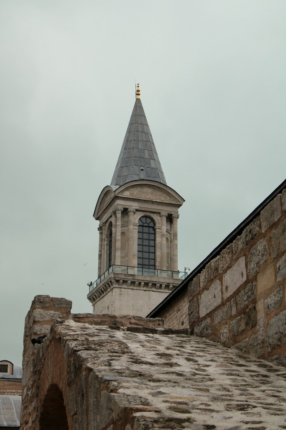 une tour avec une horloge au sommet d’un bâtiment