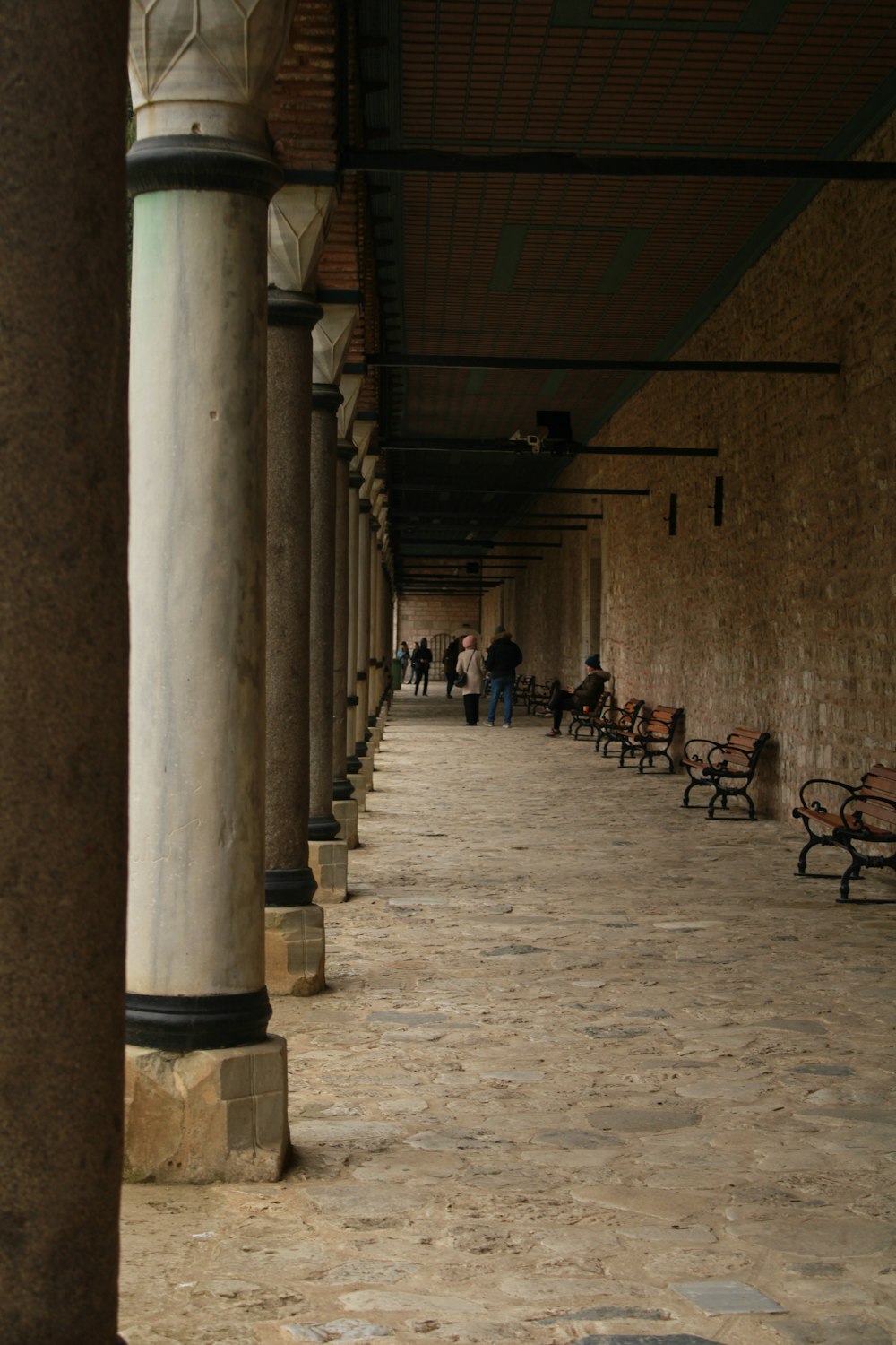 a row of benches sitting on the side of a building