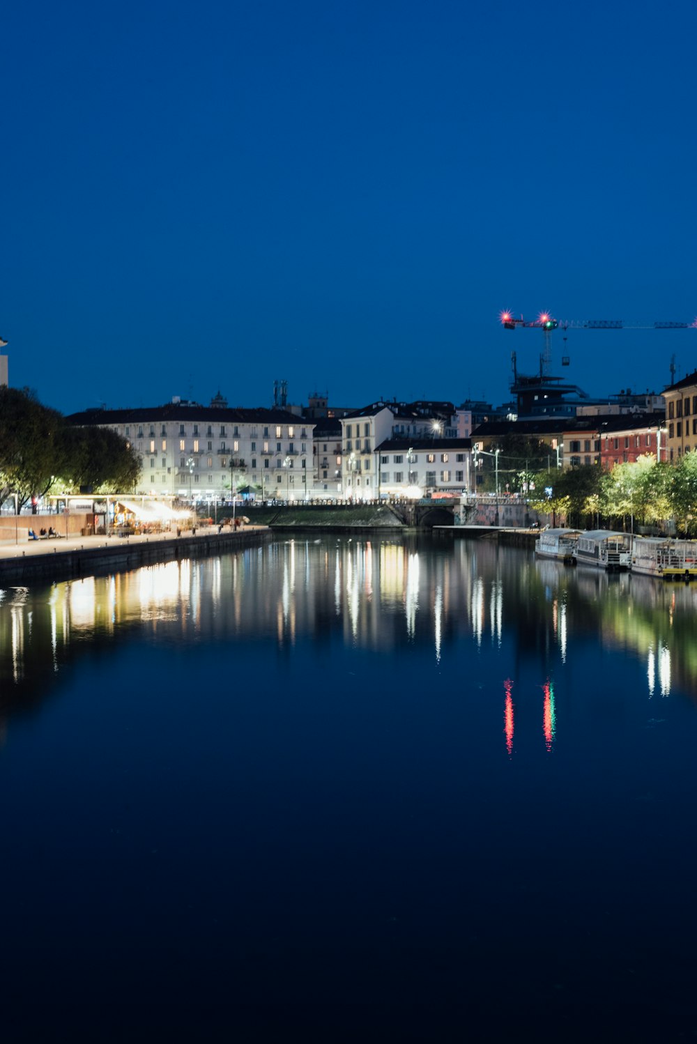 un plan d’eau avec des bâtiments en arrière-plan