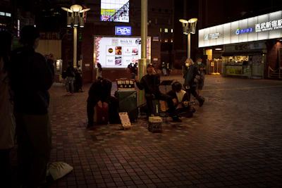 Nighttime street scene in Valdivia with musicians playing under warm lights