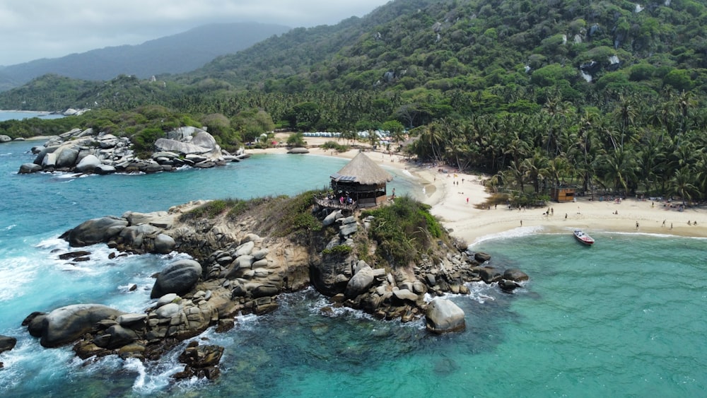 Una vista aérea de una playa con un barco en el agua