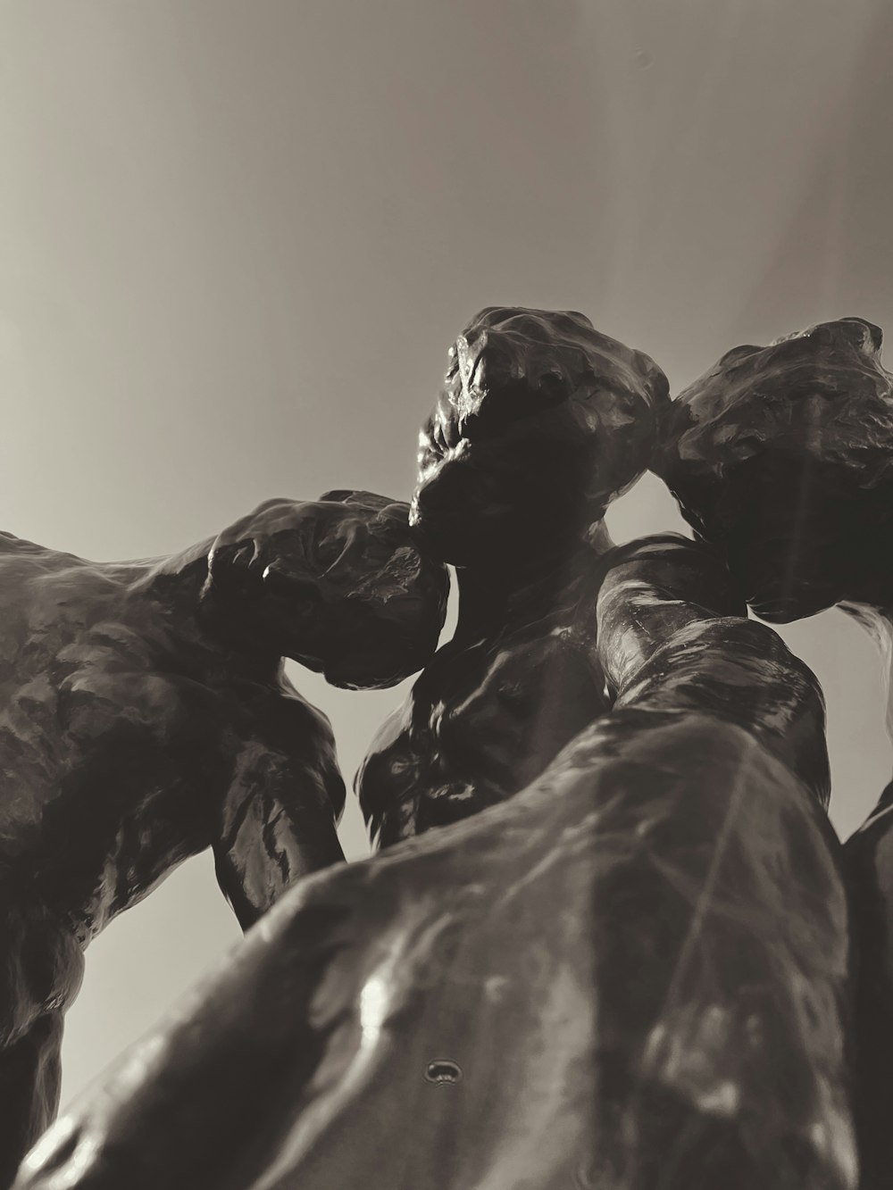 una foto in bianco e nero di una statua