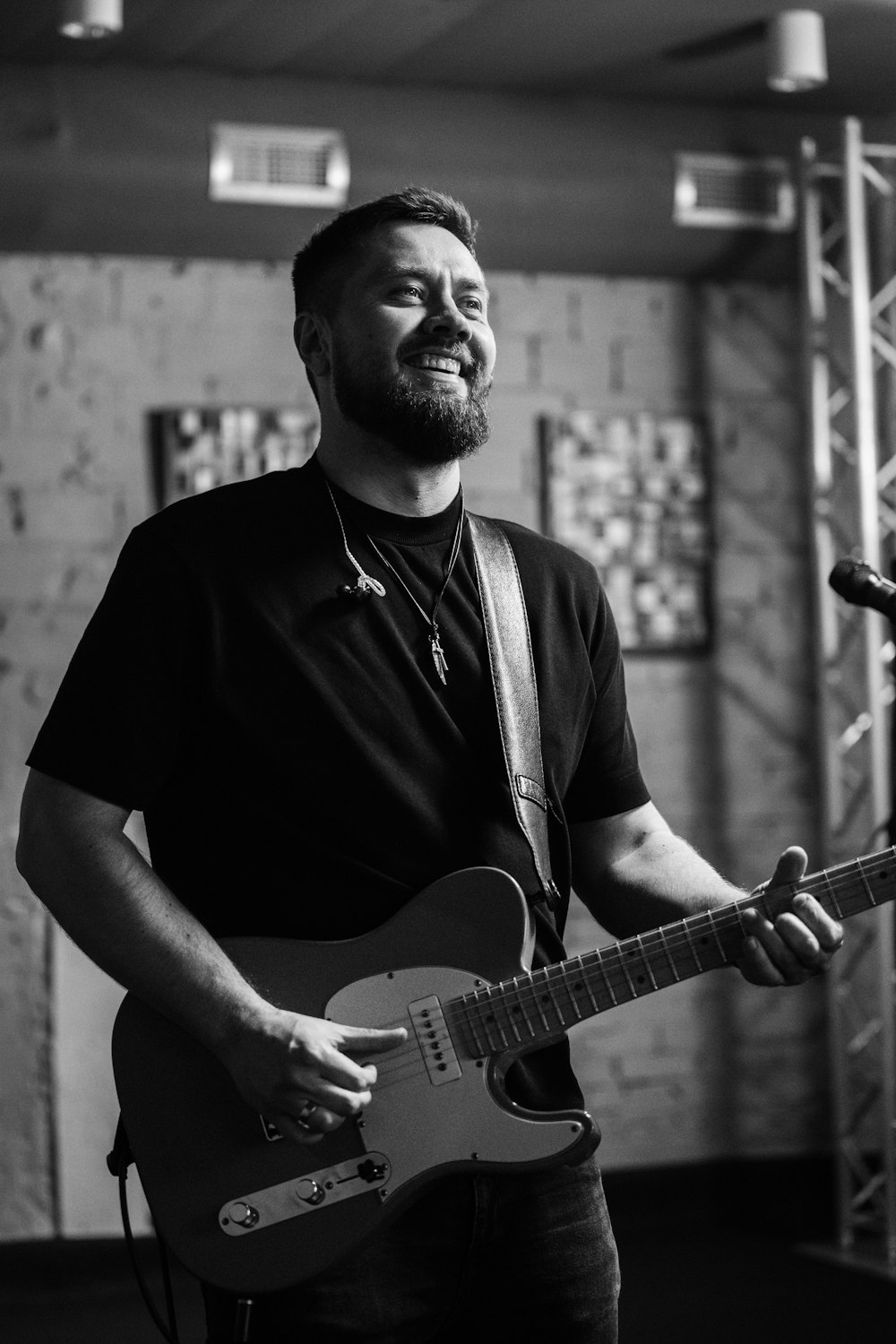 Un hombre con barba tocando una guitarra