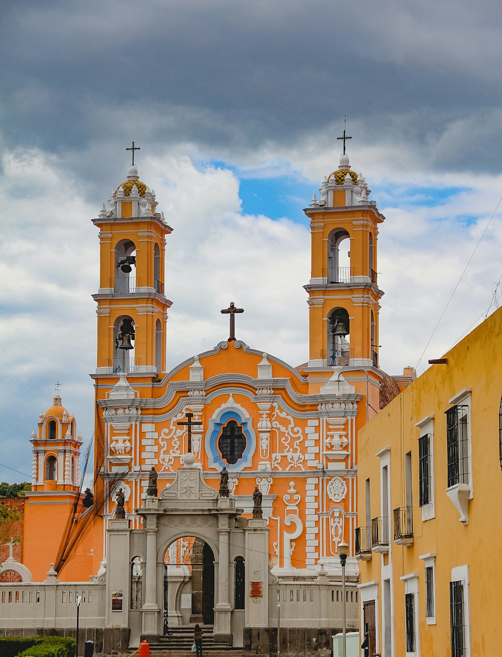 Una iglesia naranja y blanca con dos torres