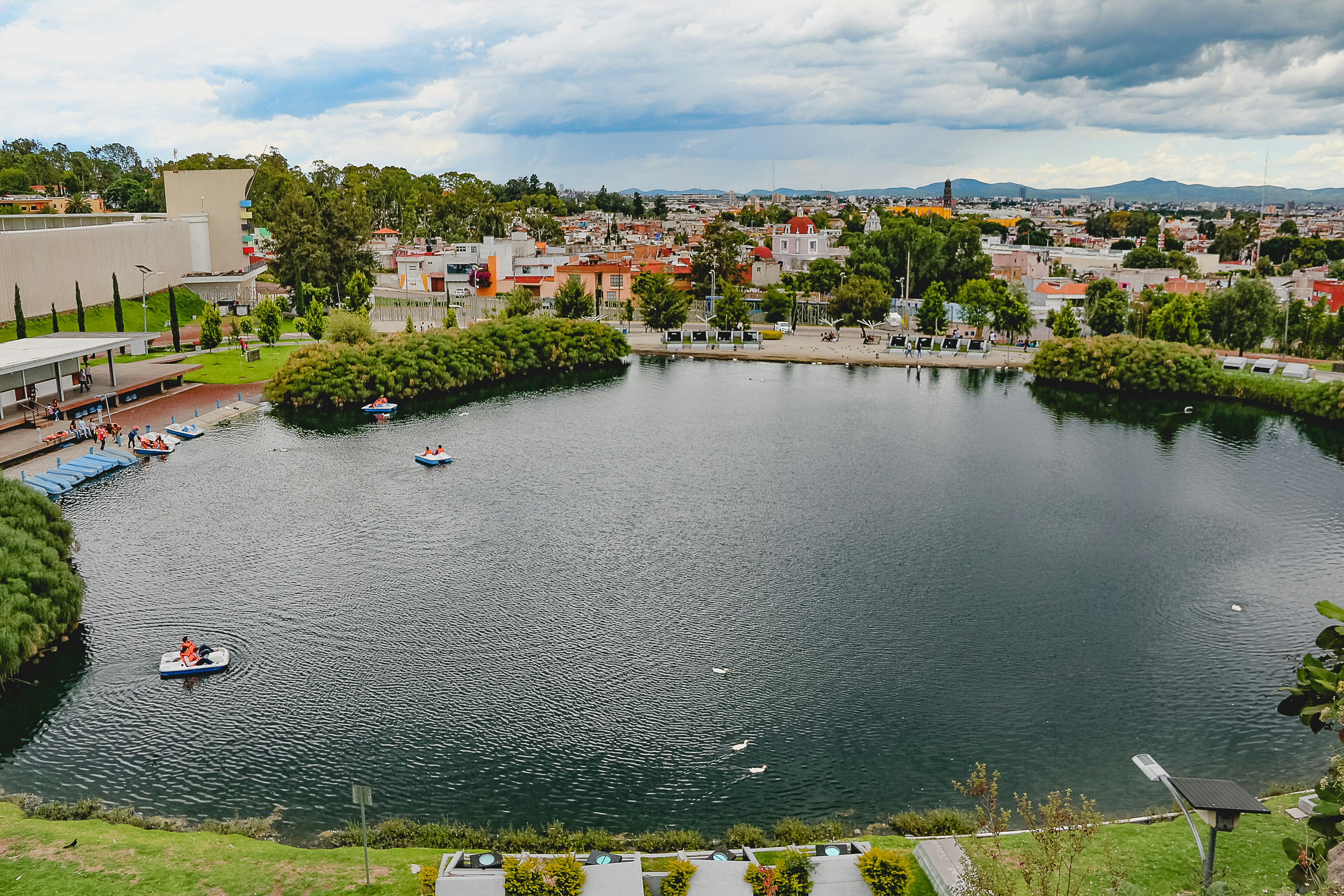 un lac entouré d’une ville avec des bateaux dedans