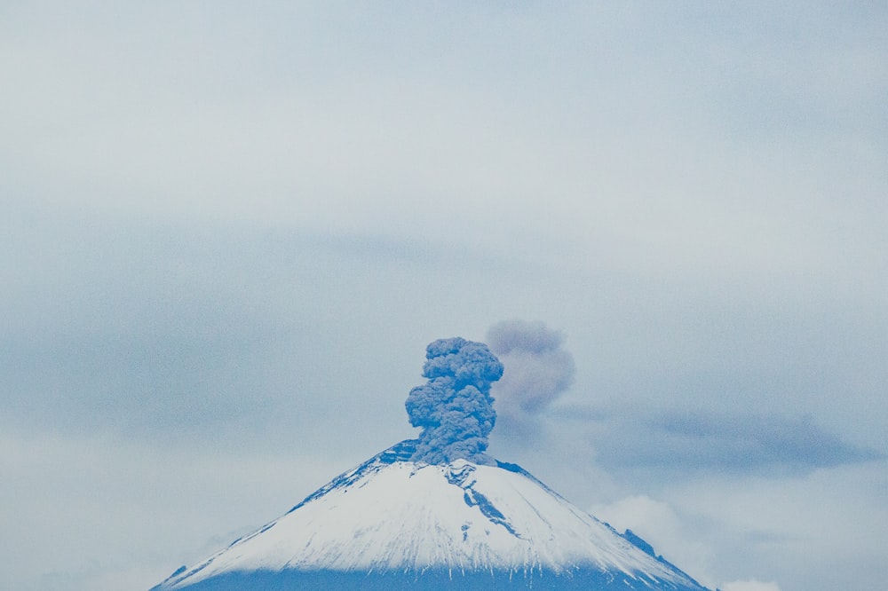 una montaña con una nube de humo saliendo de ella