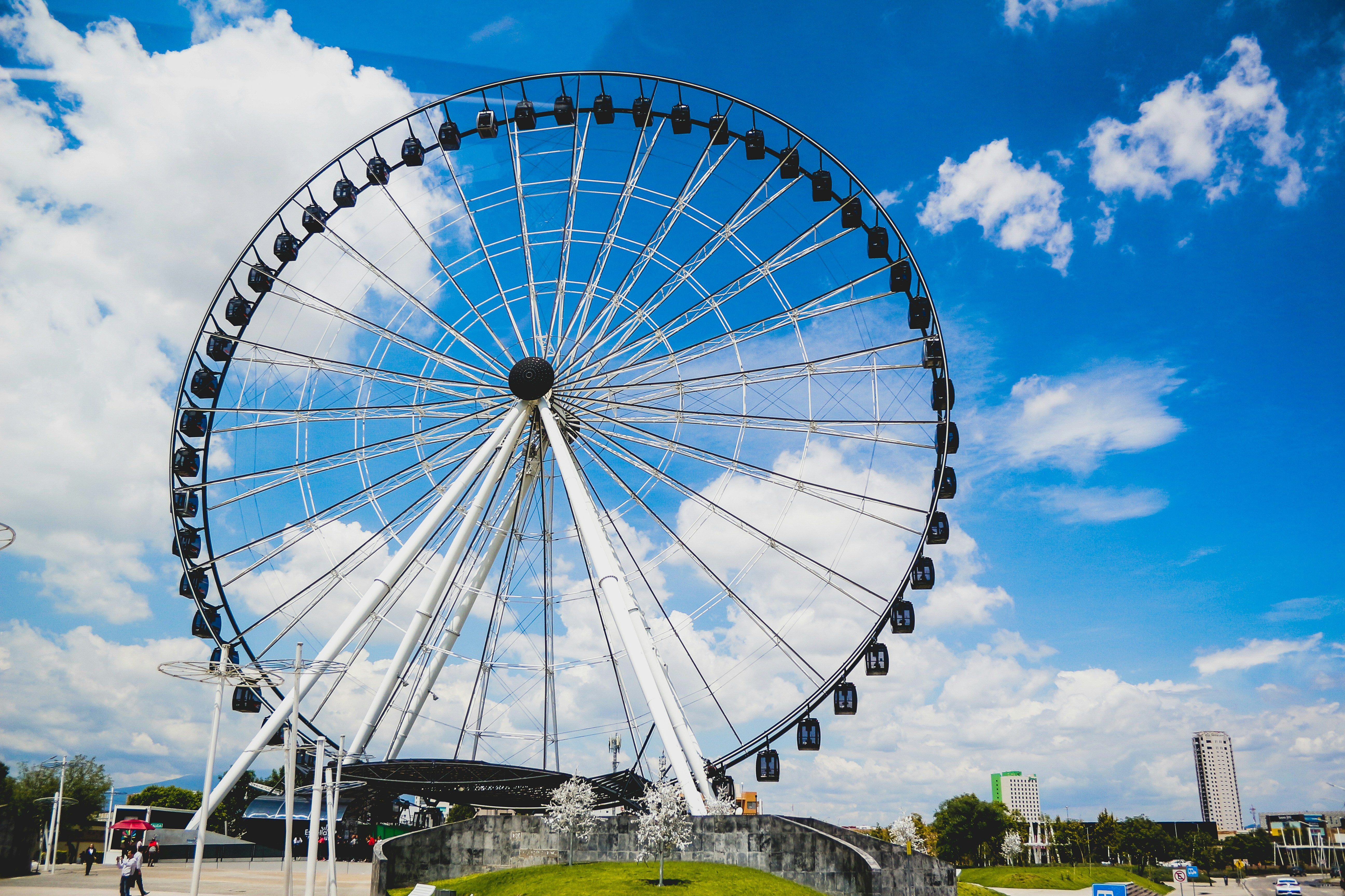 Une grande roue posée au sommet d’un champ verdoyant