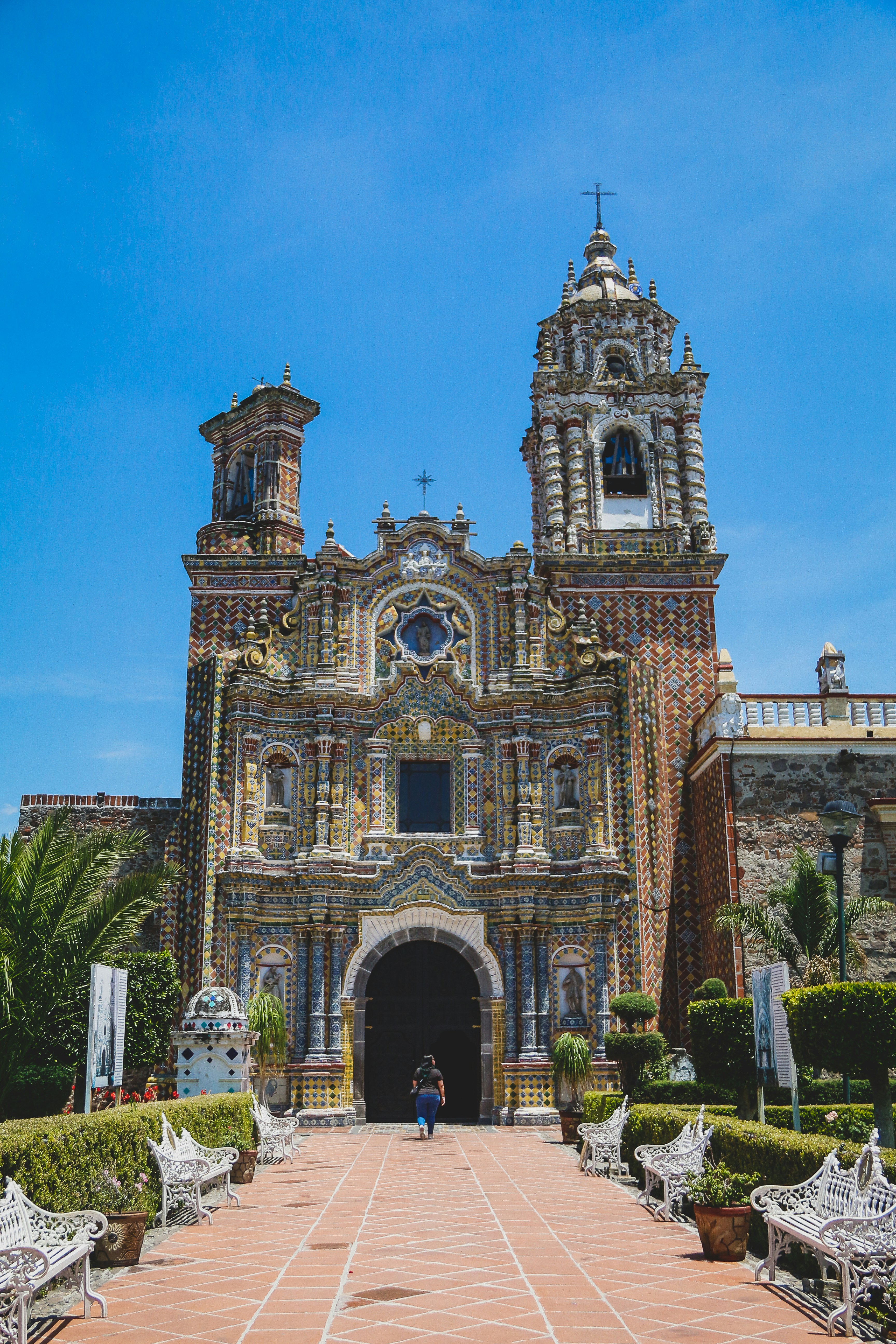 un grand bâtiment avec une horloge à l’avant