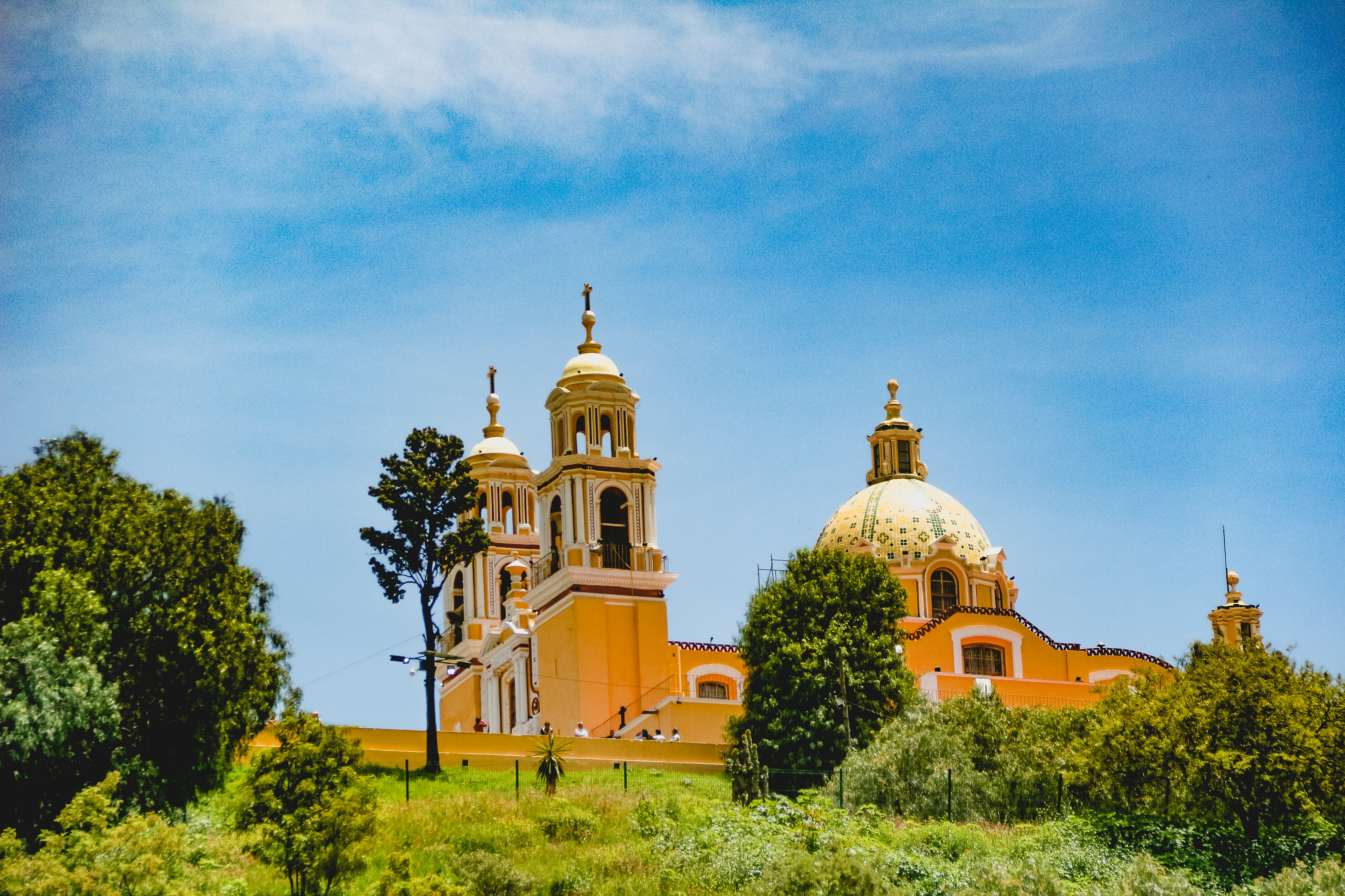 un grand bâtiment avec un dôme au-dessus